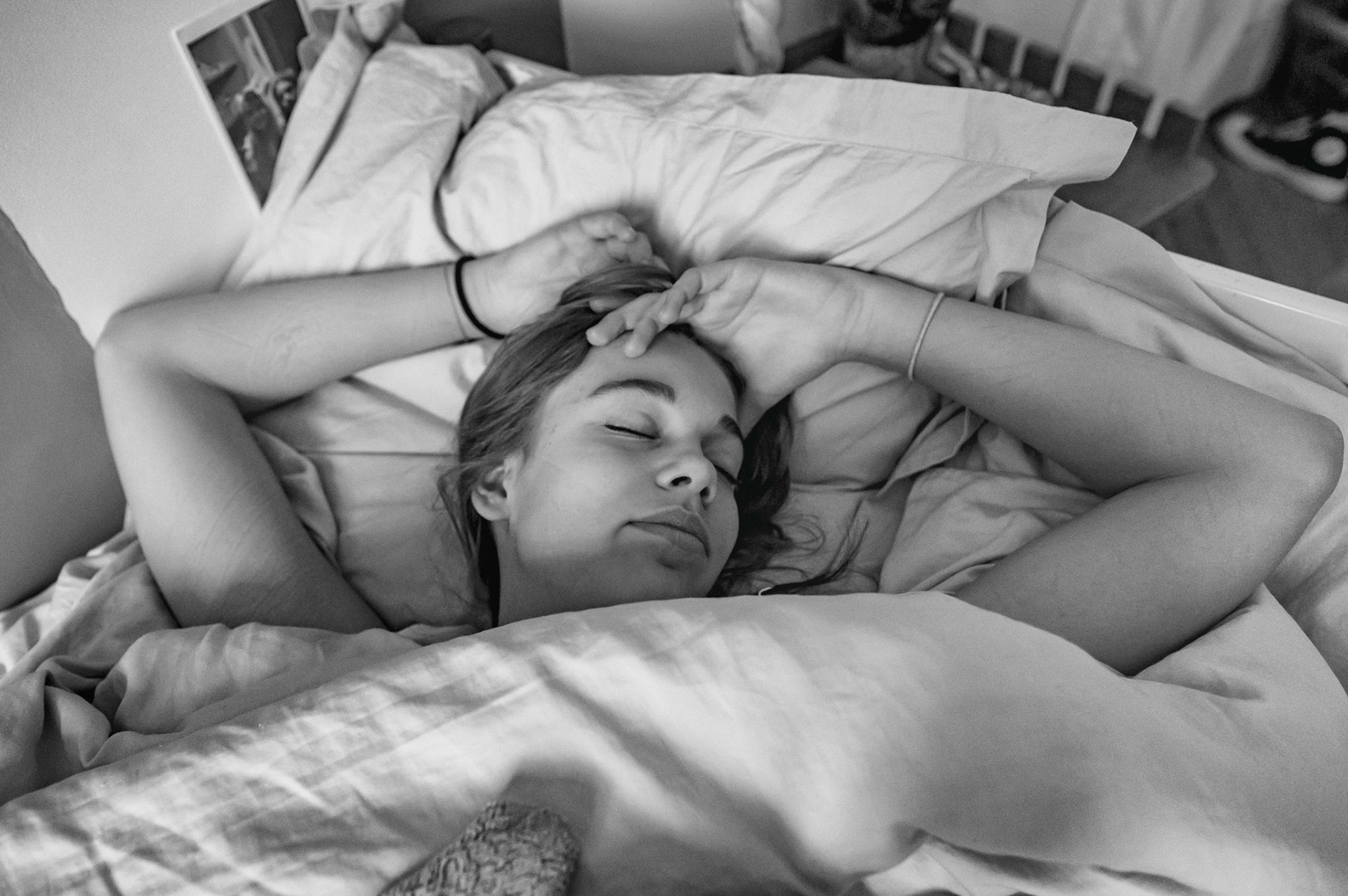 Lundi 16 mars 2020. Premier jour sans école. A. se réveille dans un nouveau monde fait de menaces invisibles (le virus) et de restrictions des libertés (le confinement est annoncé pour demain). Tout ça pour continuer à faire la grasse matinée (rester en vie)