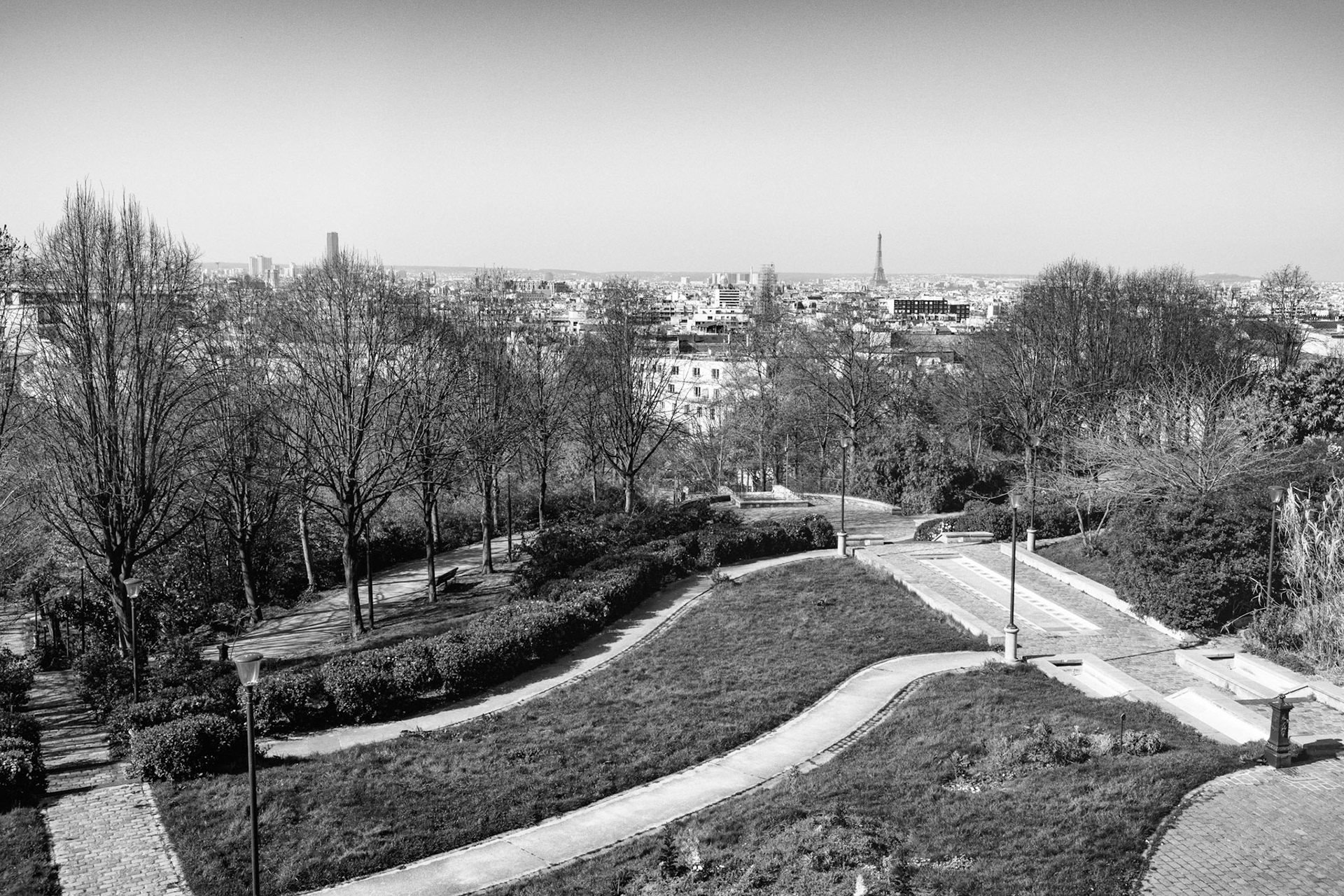 Jeudi 26 mars 2020. Ce matin je pars à vélo faire des photos de Paris en commande. Je dois travailler sur la ville vide, la distanciation sociale et les transports à l'arrêt.