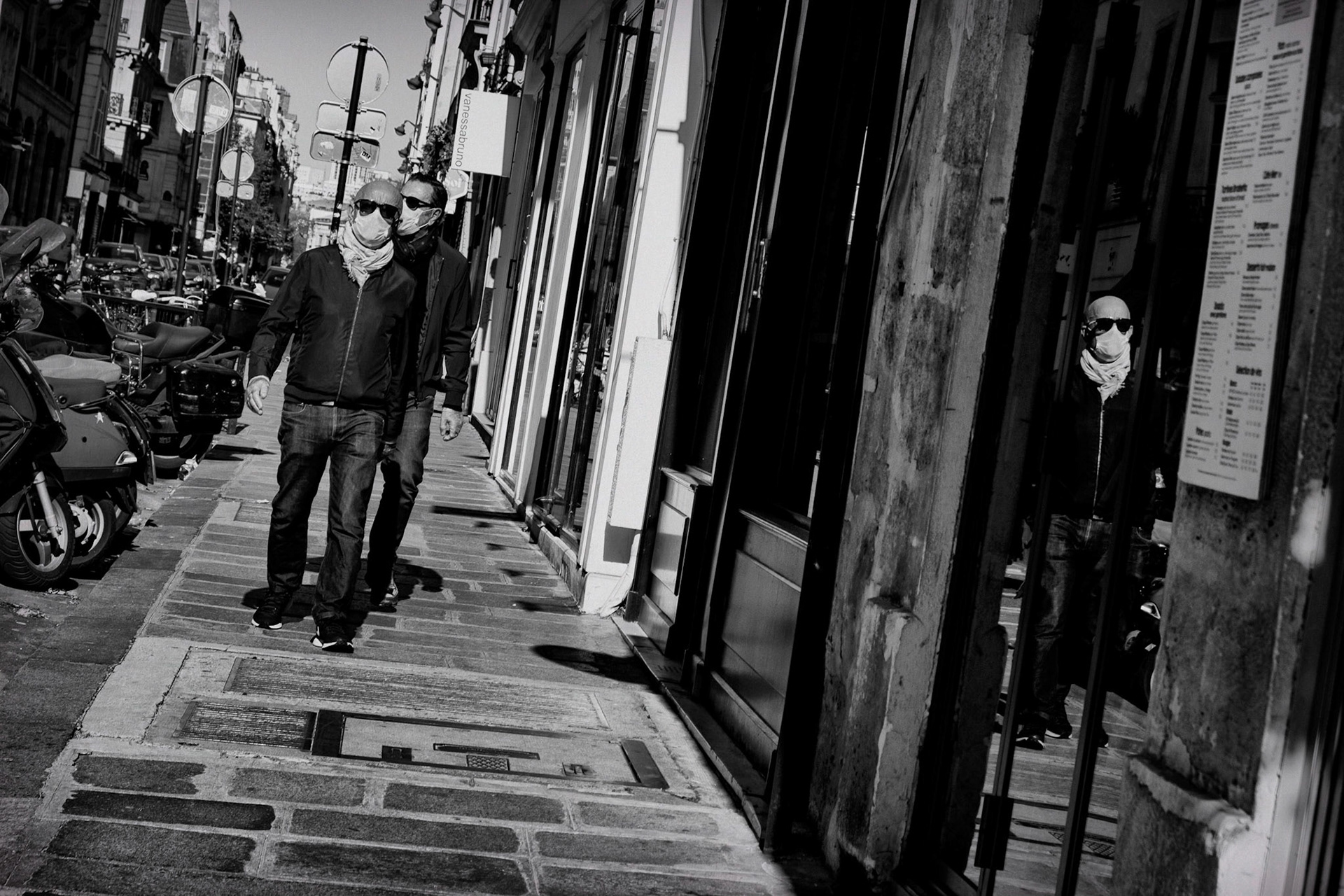 Dimanche 5 avril 2020. Apparemment les masques sont arrivés, de plus en plus de personnes en sont équipés. Il va falloir s'habituer.