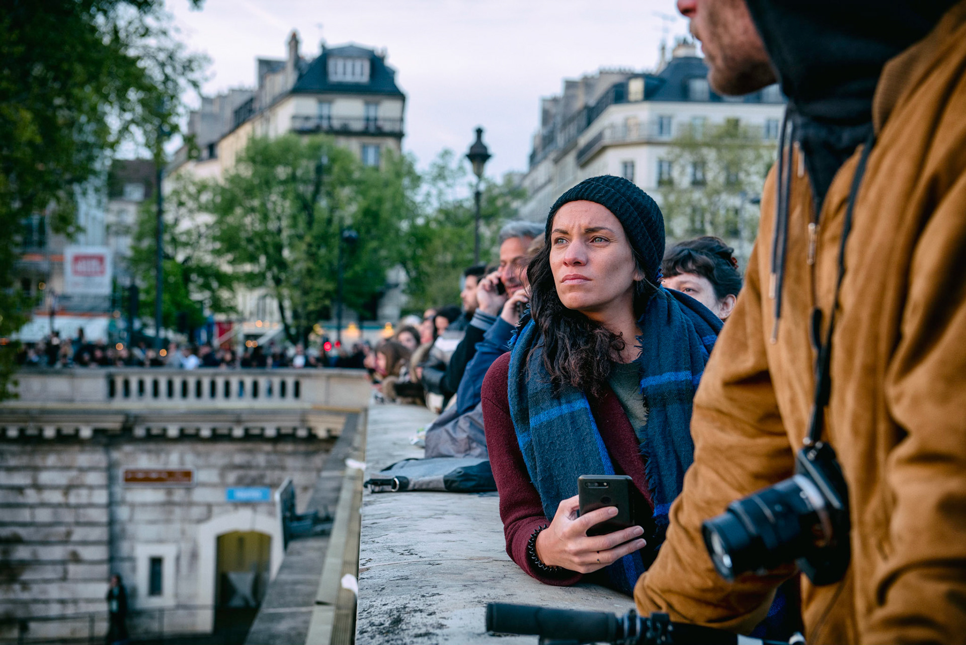 Incendie de la cathédrale Notre-Dame de Paris. Le feu a pris dans la toîture de l'édifice vers 18h50. 1 heure après le début de l'incendie la flèche s'effondrait. Les parisiens regardent stupéfait un symbole de leur ville partir en fumée. Paris, 15 avril 2019.