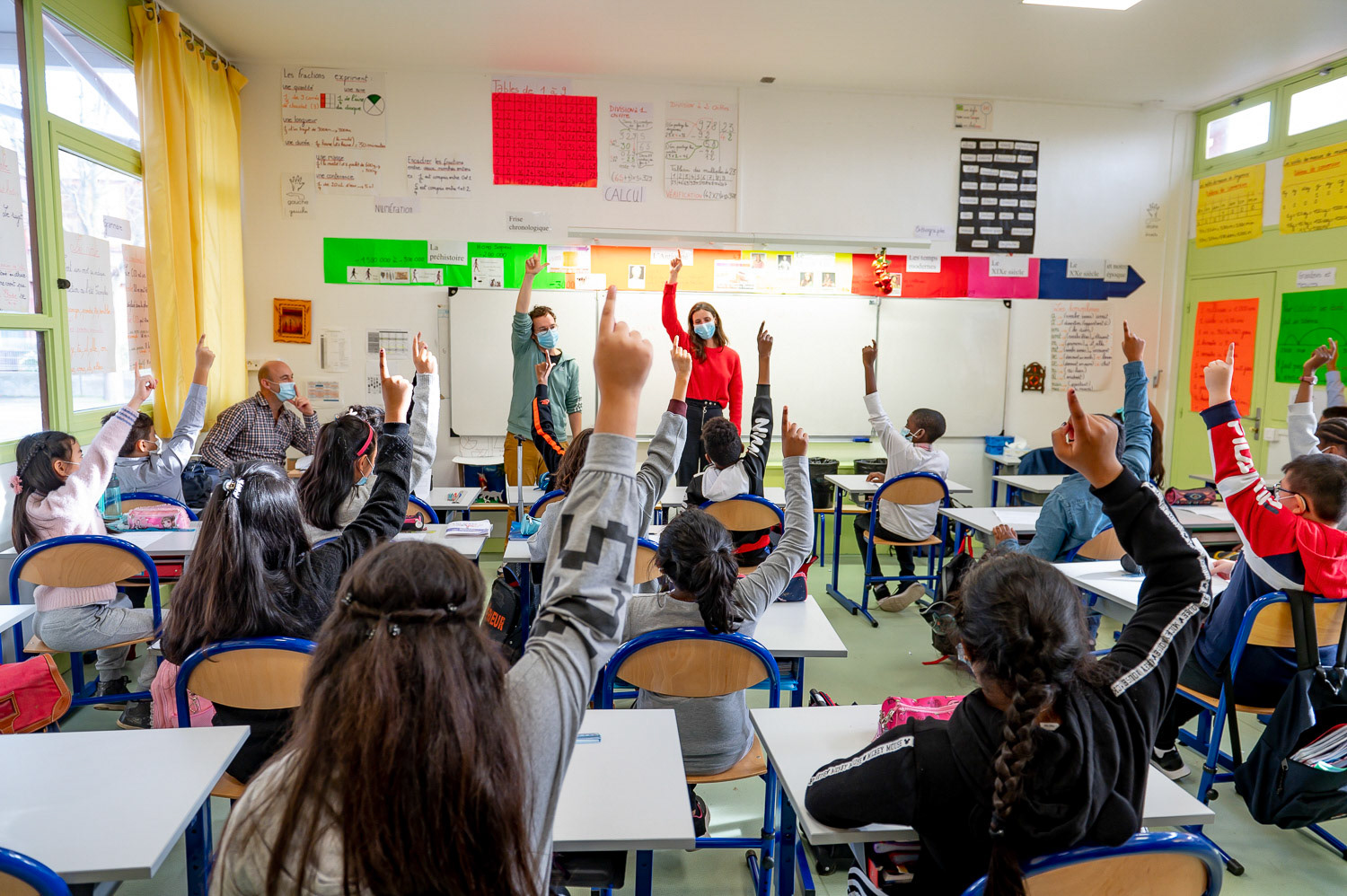 Suite à la nouvelle fermeture des cinémas et dans le cadre du plan « Culture continue ! » lancé par Est Ensemble, les équipes du Ciné Malraux et de l’Ecran Nomade proposent des interventions d’éducation artistique et à l’image autour du cinéma au sein des établissements scolaires. Une classe de CM2 aura donc la joie de faire un atelier de pixilation (technique d’animation en volume où des acteurs réels sont filmés image par image). Les élèves pourront inventer des situations en explorant en groupe les apparitions, disparitions et déplacements image par image, et proposer un scénario. Ecole Jacques Decour, Bobigny, 24 novembre 2020.
