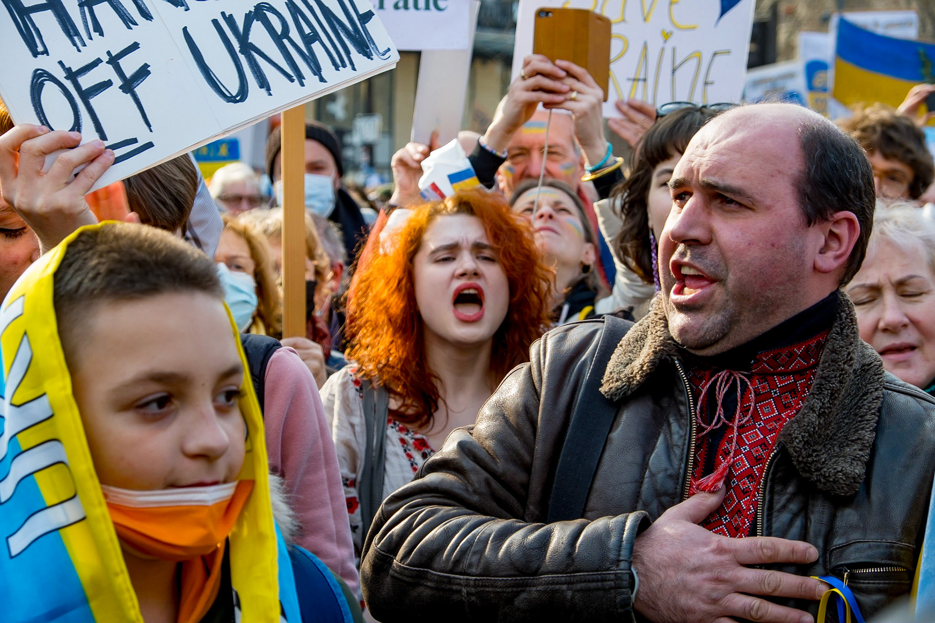 Plusieurs milliers de personnes se sont rassemblées samedi après-midi à Paris pour protester contre l'invasion de l'Ukraine par la Russie et dire "non à la guerre en Europe. Paris, 5 Mars 2022.