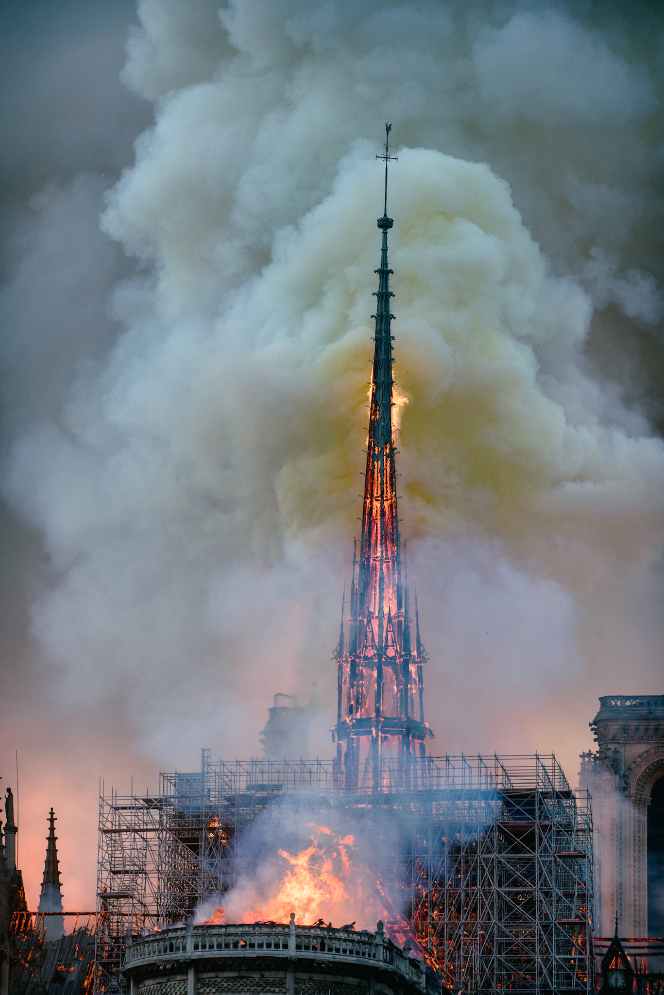 Incendie de la cathédrale Notre-Dame de Paris. Le feu a pris dans la toîture de l'édifice vers 18h50. 1 heure après le début de l'incendie la flèche s'effondrait. Les parisiens regardent stupéfait un symbole de leur ville partir en fumée. Paris, 15 avril 2019.