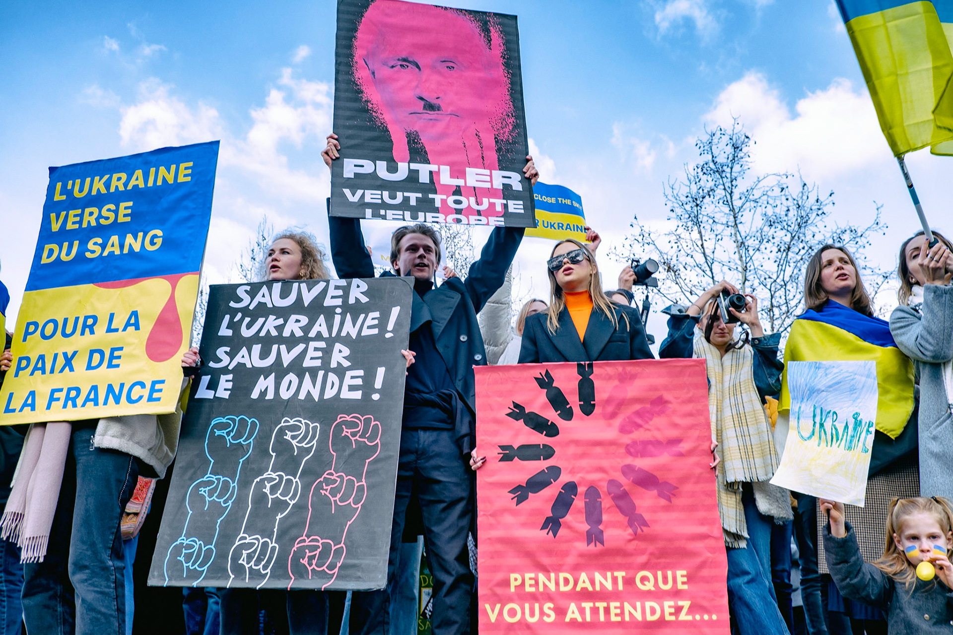 Plusieurs milliers de personnes se sont rassemblées samedi après-midi à Paris pour protester contre l'invasion de l'Ukraine par la Russie et dire "non à la guerre en Europe. Paris, 5 Mars 2022.