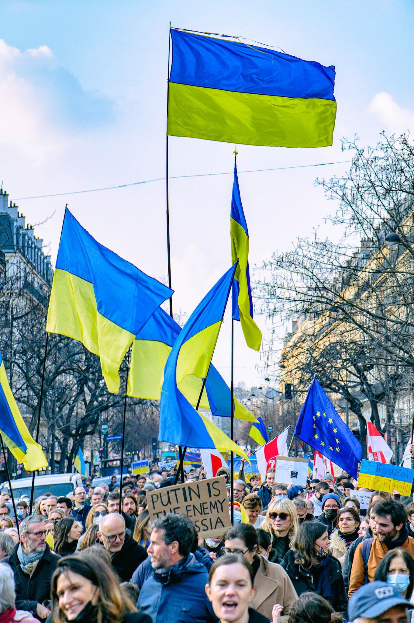 Plusieurs milliers de personnes se sont rassemblées samedi après-midi à Paris pour protester contre l'invasion de l'Ukraine par la Russie et dire "non à la guerre en Europe. Paris, 5 Mars 2022.