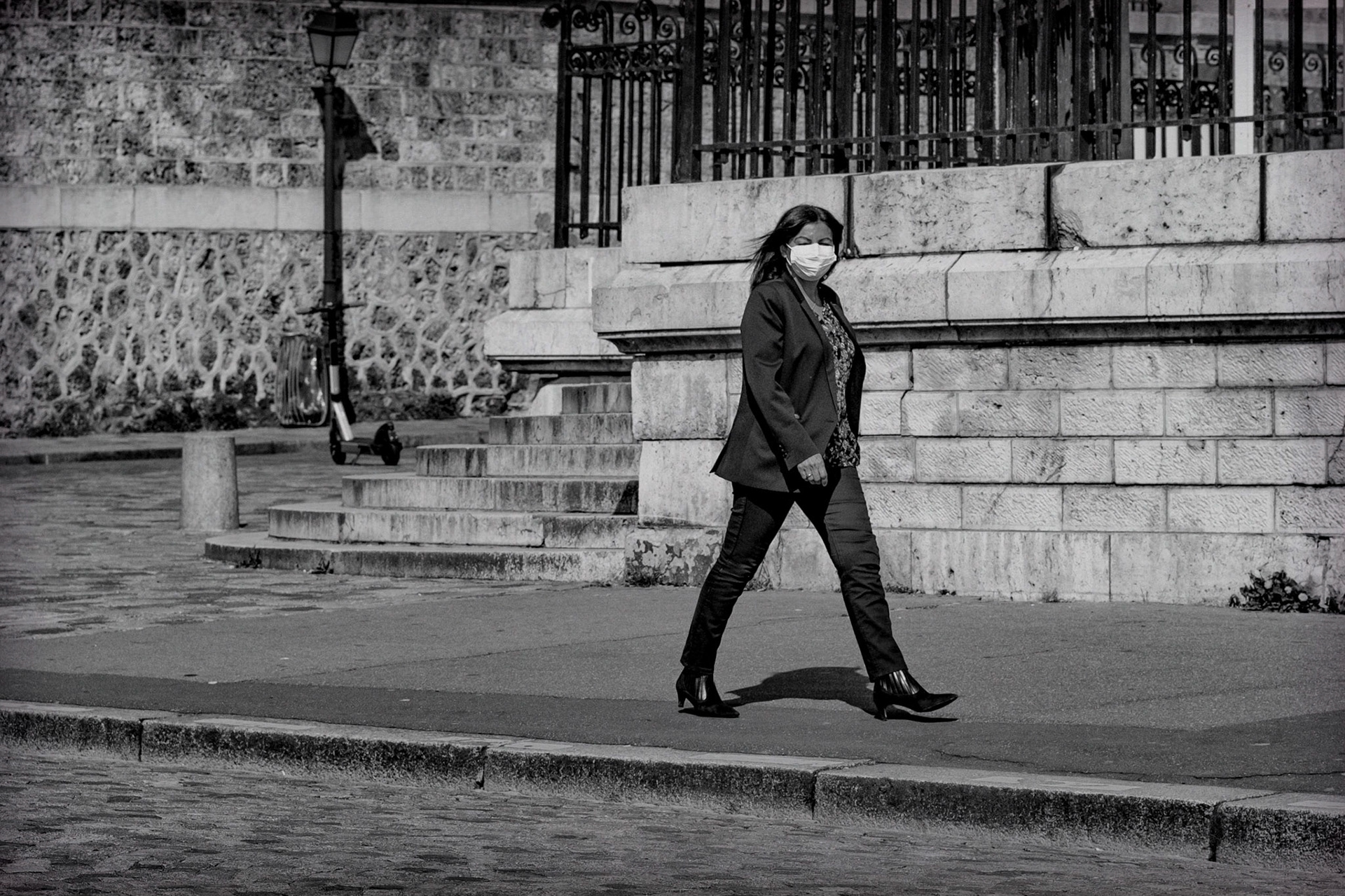 9 avril 2020. Et soudain la maire de Paris surgit masquée et d’un pas décidé sur la butte Montmartre.