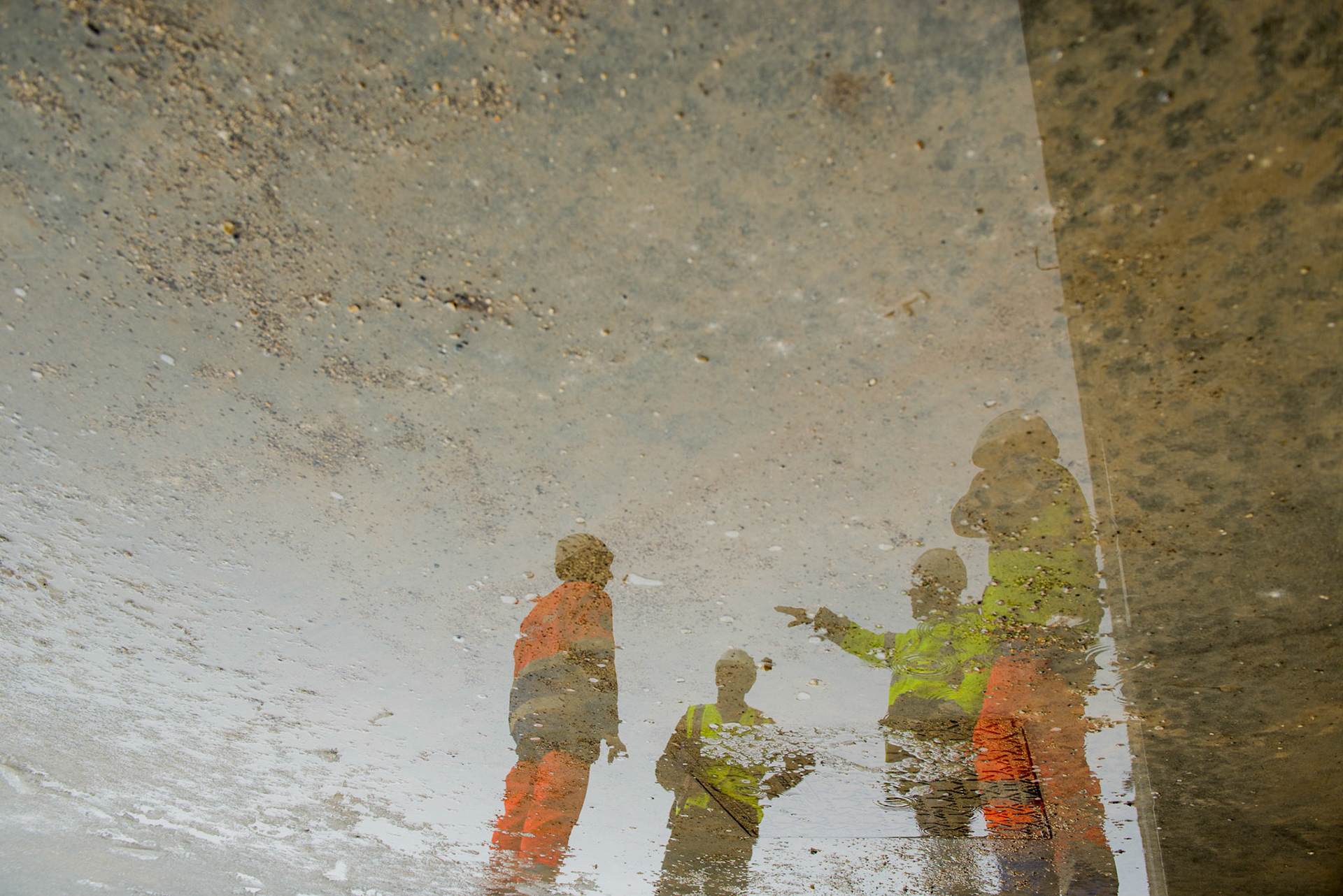 Le réseau de radiotélescopes du Plateau de Bure constitue un interféromètre millimétrique conçu par l'IRAM. l'équipe d'Inéo Cofely met en place le cablage d'électricité et l'éclairage du site. Plateau de Bure, 18 juin 2014.
