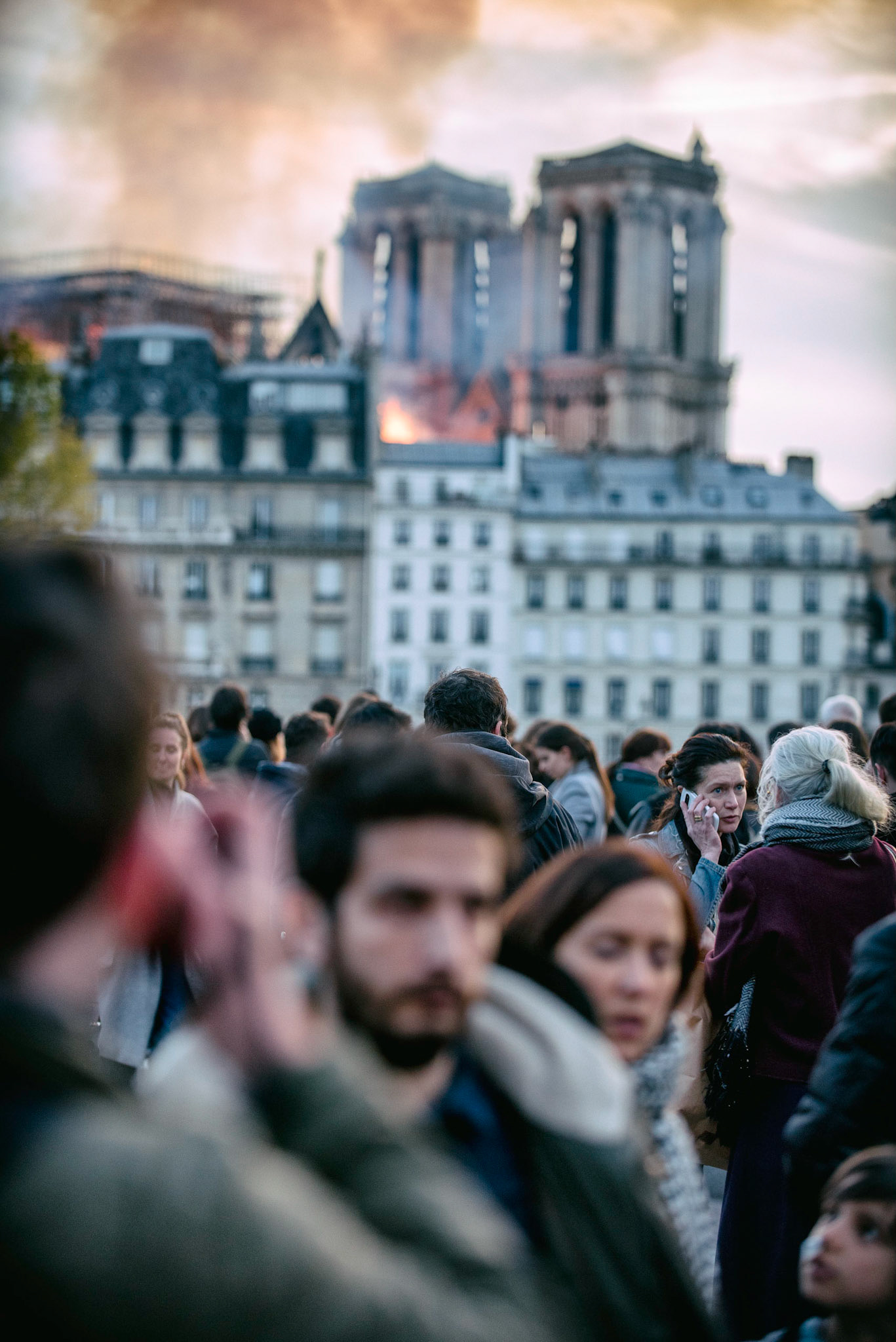 Incendie de la cathédrale Notre-Dame de Paris. Le feu a pris dans la toîture de l'édifice vers 18h50. 1 heure après le début de l'incendie la flèche s'effondrait. Les parisiens regardent stupéfait un symbole de leur ville partir en fumée. Paris, 15 avril 2019.