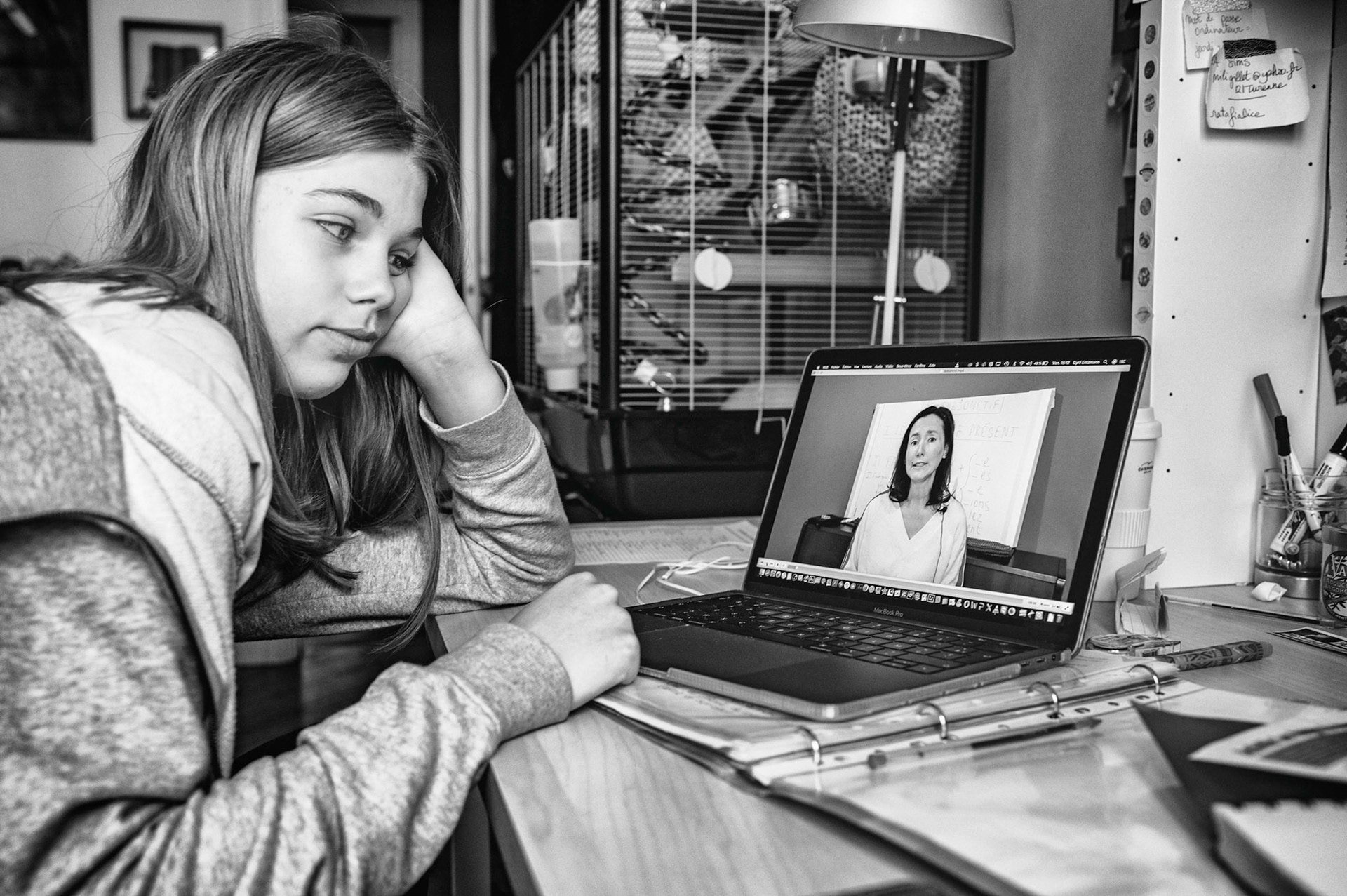 Vendredi 20 mars 2020. L'école s'organise peu à peu et A suit ses premiers cours en ligne.