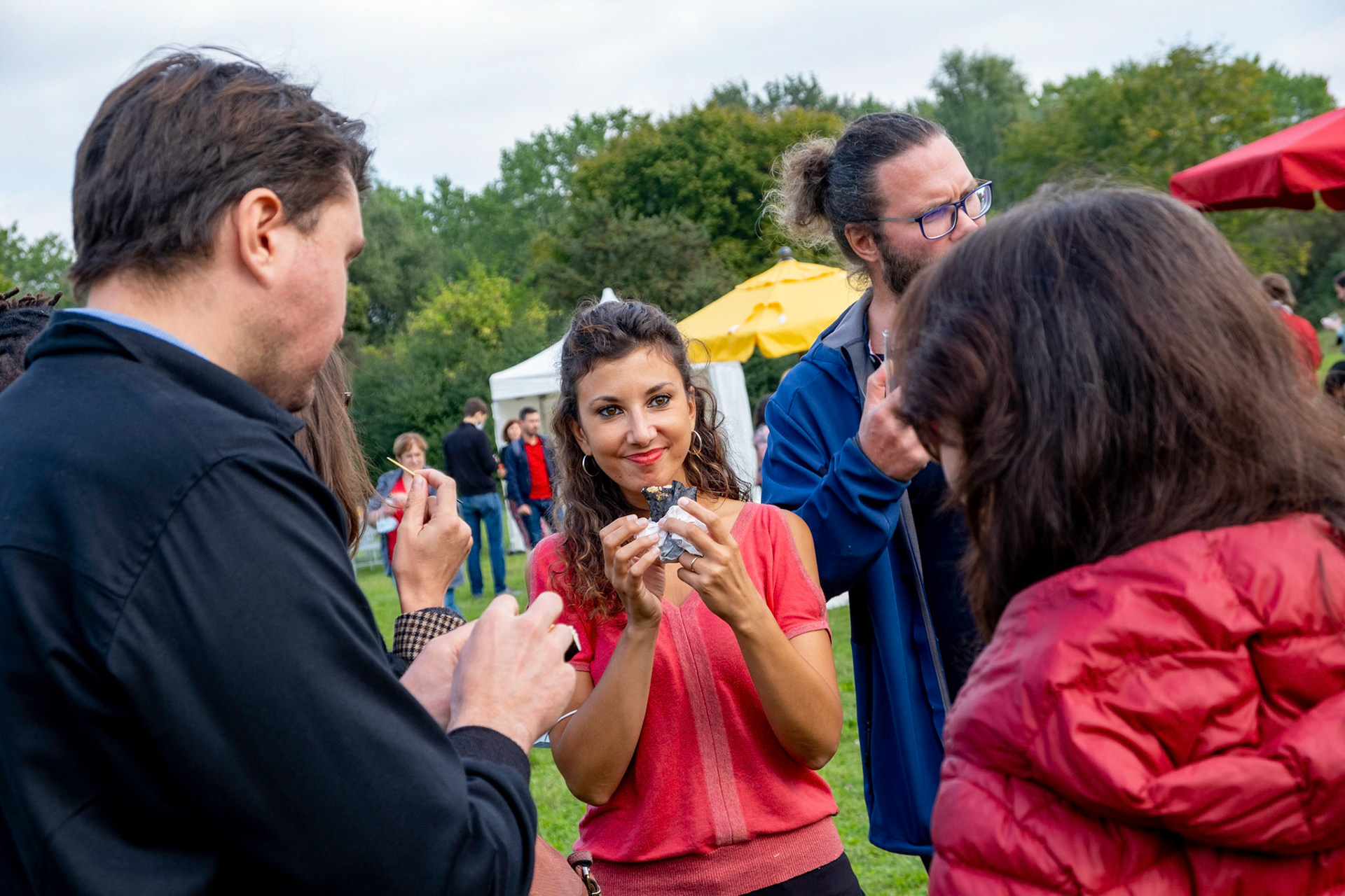 Reportage pendant la Fête des retrouvailles, un événement festif interne, le premier en deux ans. 300 personnes seront présentes et de nombreuses animations sont prévues : jeux, terrain de volley, caricaturiste, massages... et buffet bien sûr ! Bondy, 24 Septembre 2021.