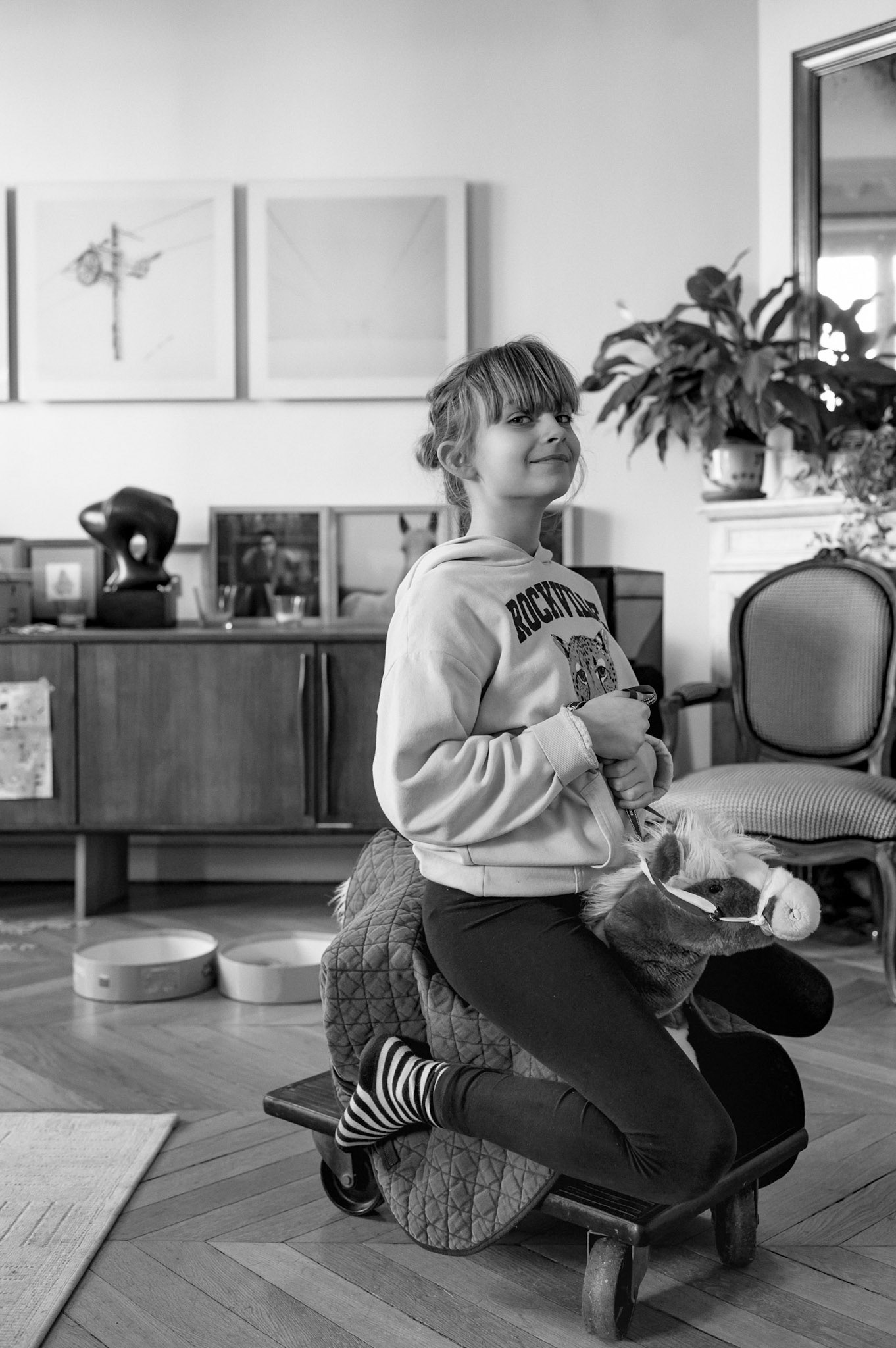 Mercredi 1er avril 2020. J a fabriqué un poney avec une planche à roulette, une caisse de vin et une vieille peluche. Les enfants traversent cette période avec beaucoup de sang froid.