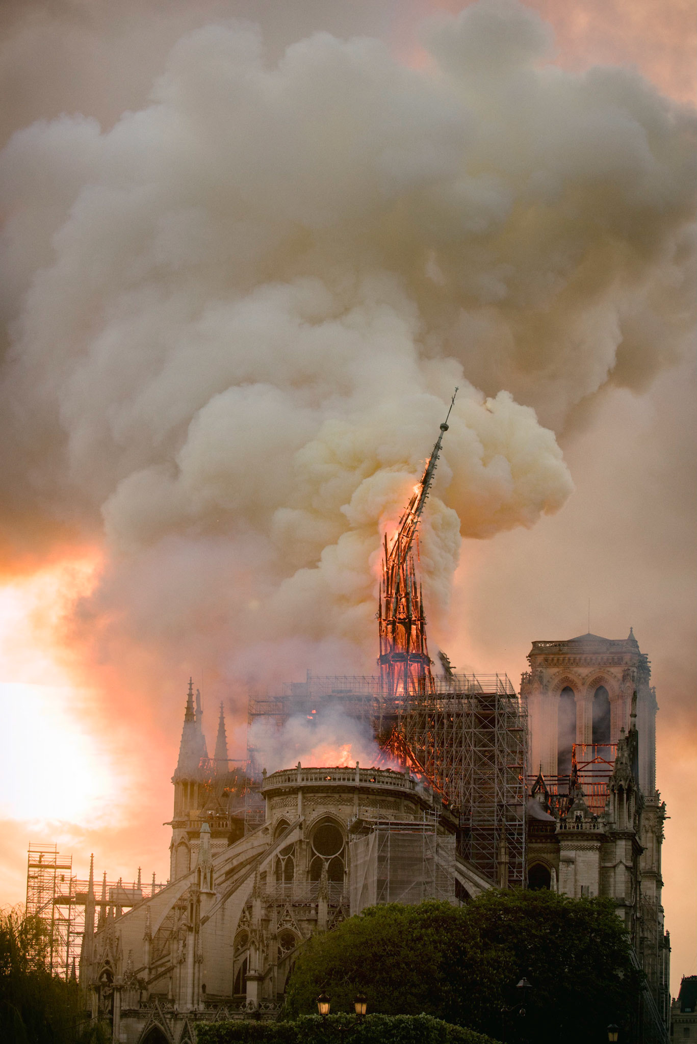 Incendie de la cathédrale Notre-Dame de Paris. Le feu a pris dans la toîture de l'édifice vers 18h50. 1 heure après le début de l'incendie la flèche s'effondrait. Les parisiens regardent stupéfait un symbole de leur ville partir en fumée. Paris, 15 avril 2019.