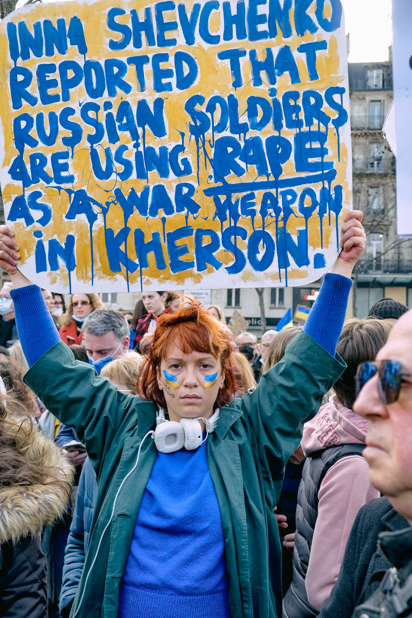 Plusieurs milliers de personnes se sont rassemblées samedi après-midi à Paris pour protester contre l'invasion de l'Ukraine par la Russie et dire "non à la guerre en Europe. Paris, 5 Mars 2022.