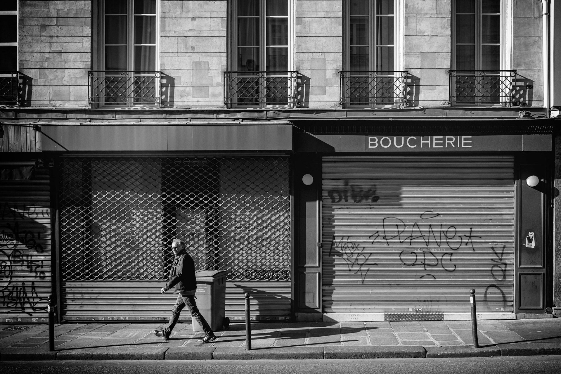 Dimanche 15 mars 2020. La nouvelle est tombée hier soir : fermeture de tous les commerces non essentiels. La ville commence sa transformation et sa prise de conscience.