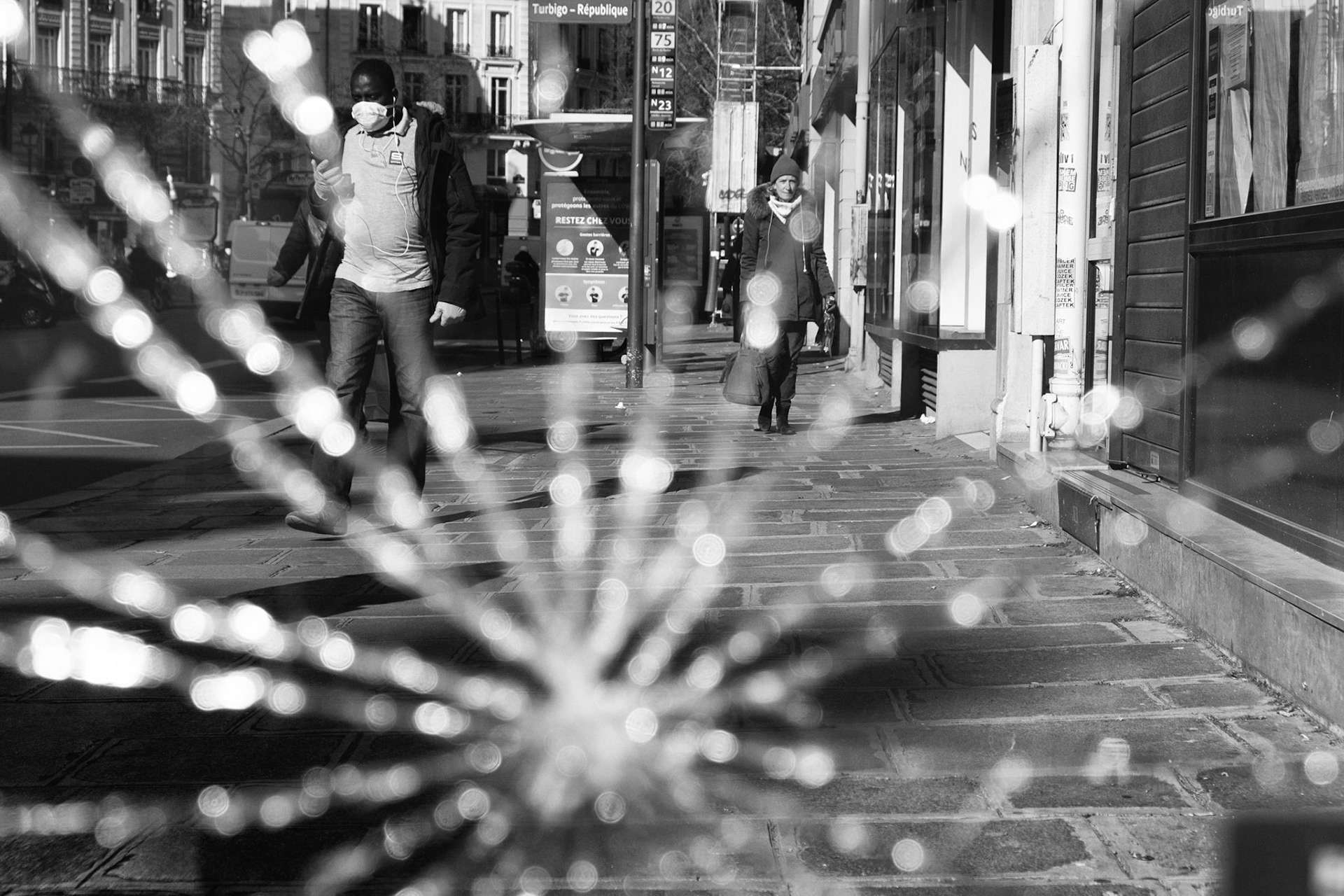 Mercredi 25 mars 2020. La peur est là, les gens s'évitent, gardent les distances. Partout dans la ville des messages pour dire "restez chez vous".