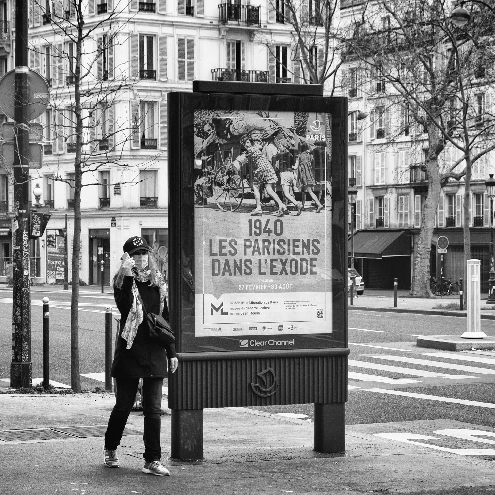 Mardi 17 mars 2020. Le confinement a été officiellement annoncé hier soir par le président de la République. Il prendra effet aujourd'hui à partir de midi.  Hier les rumeurs les plus folles ont circulé. Un ami m'a appelé pour me dire que dans la rue les gens chargeaient leur voiture pour quitter Paris avant qu'il ne soit trop tard. Un autre me dit qu'il y aura un couvre feu, qu'il faut quitter la ville. C'est l'exode qui commence. Nous restons, nous n'avons nulle part où aller, ni l'envie d'aller ailleurs.