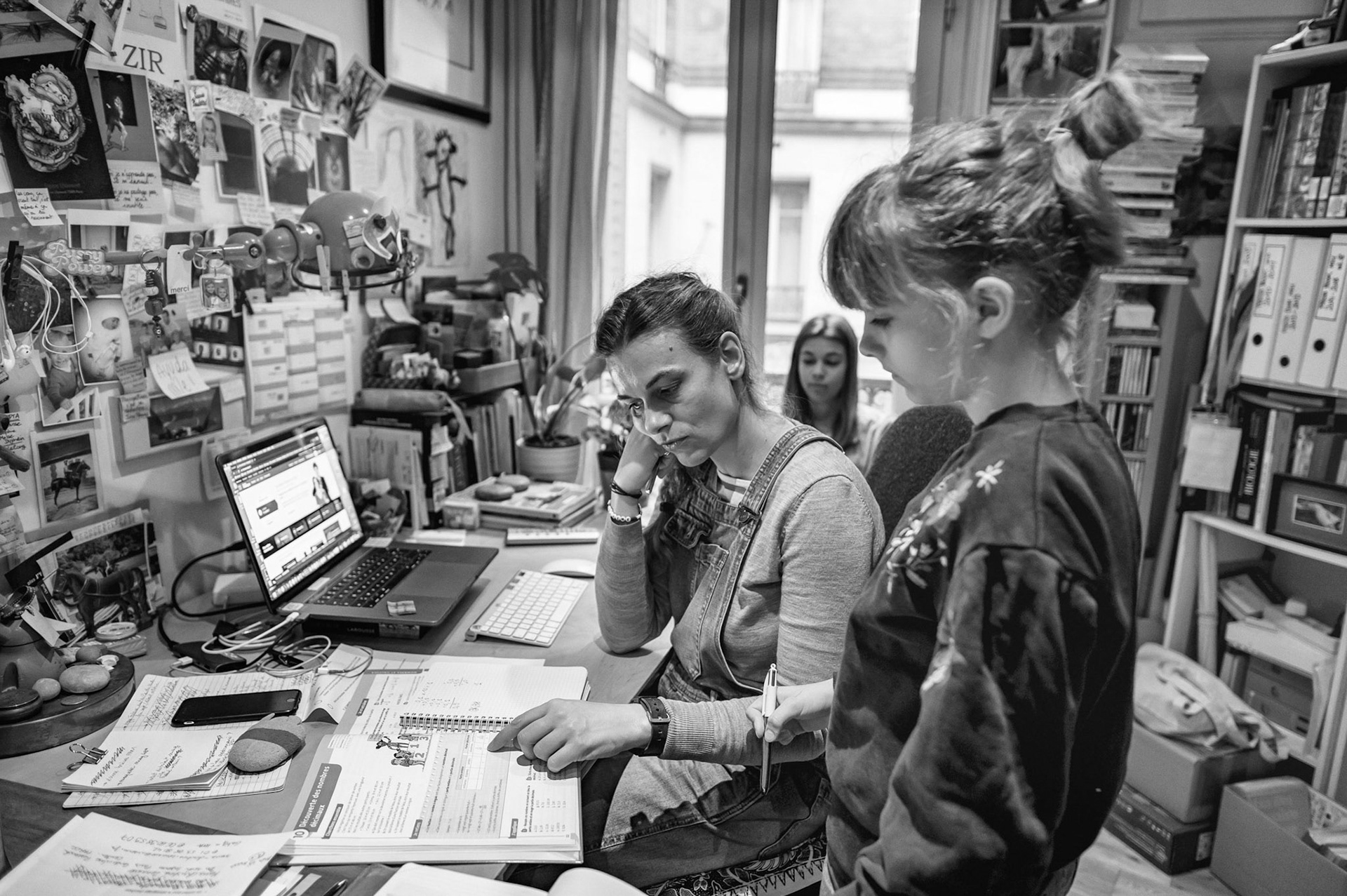 Lundi 16 mars 2020. La maitresse a envoyé des devoirs par mail, On jongle entre le travail et les devoirs. La vie s'organise peu à peu.