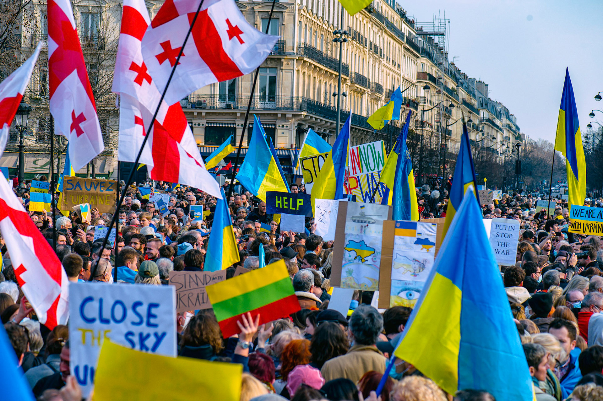 Plusieurs milliers de personnes se sont rassemblées samedi après-midi à Paris pour protester contre l'invasion de l'Ukraine par la Russie et dire "non à la guerre en Europe. Paris, 5 Mars 2022.