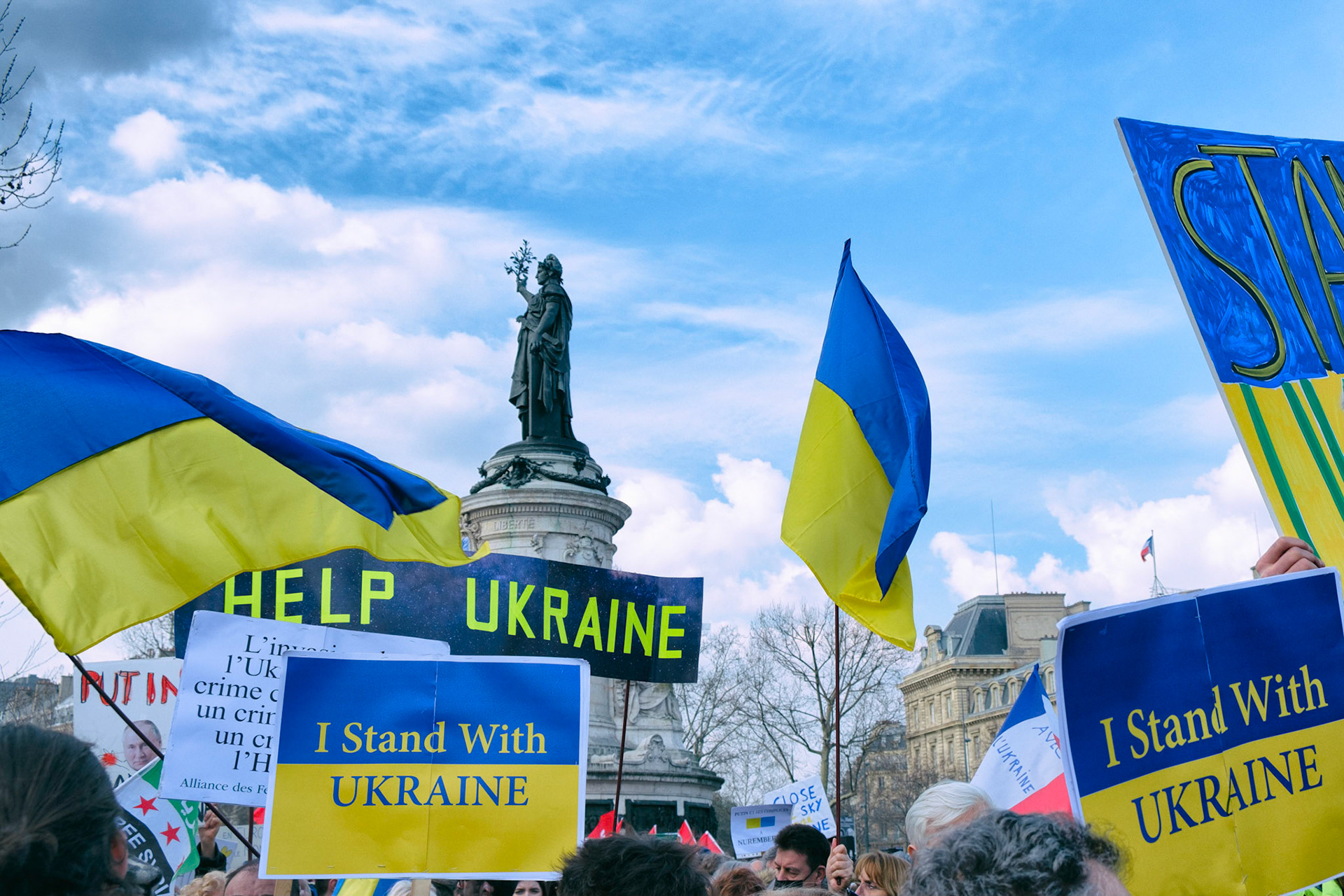 Plusieurs milliers de personnes se sont rassemblées samedi après-midi à Paris pour protester contre l'invasion de l'Ukraine par la Russie et dire "non à la guerre en Europe. Paris, 5 Mars 2022.