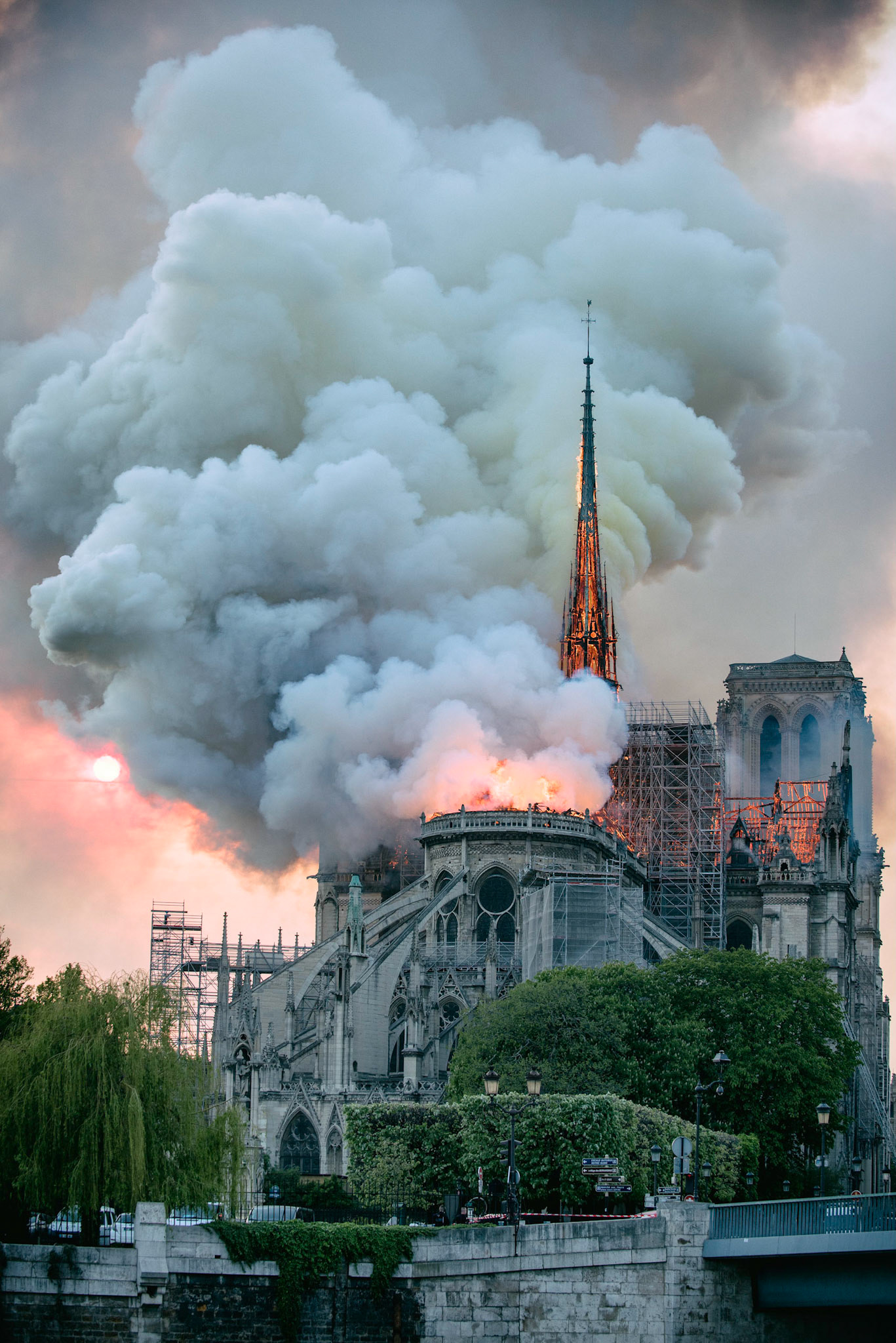 Incendie de la cathédrale Notre-Dame de Paris. Le feu a pris dans la toîture de l'édifice vers 18h50. 1 heure après le début de l'incendie la flèche s'effondrait. Les parisiens regardent stupéfait un symbole de leur ville partir en fumée. Paris, 15 avril 2019.
