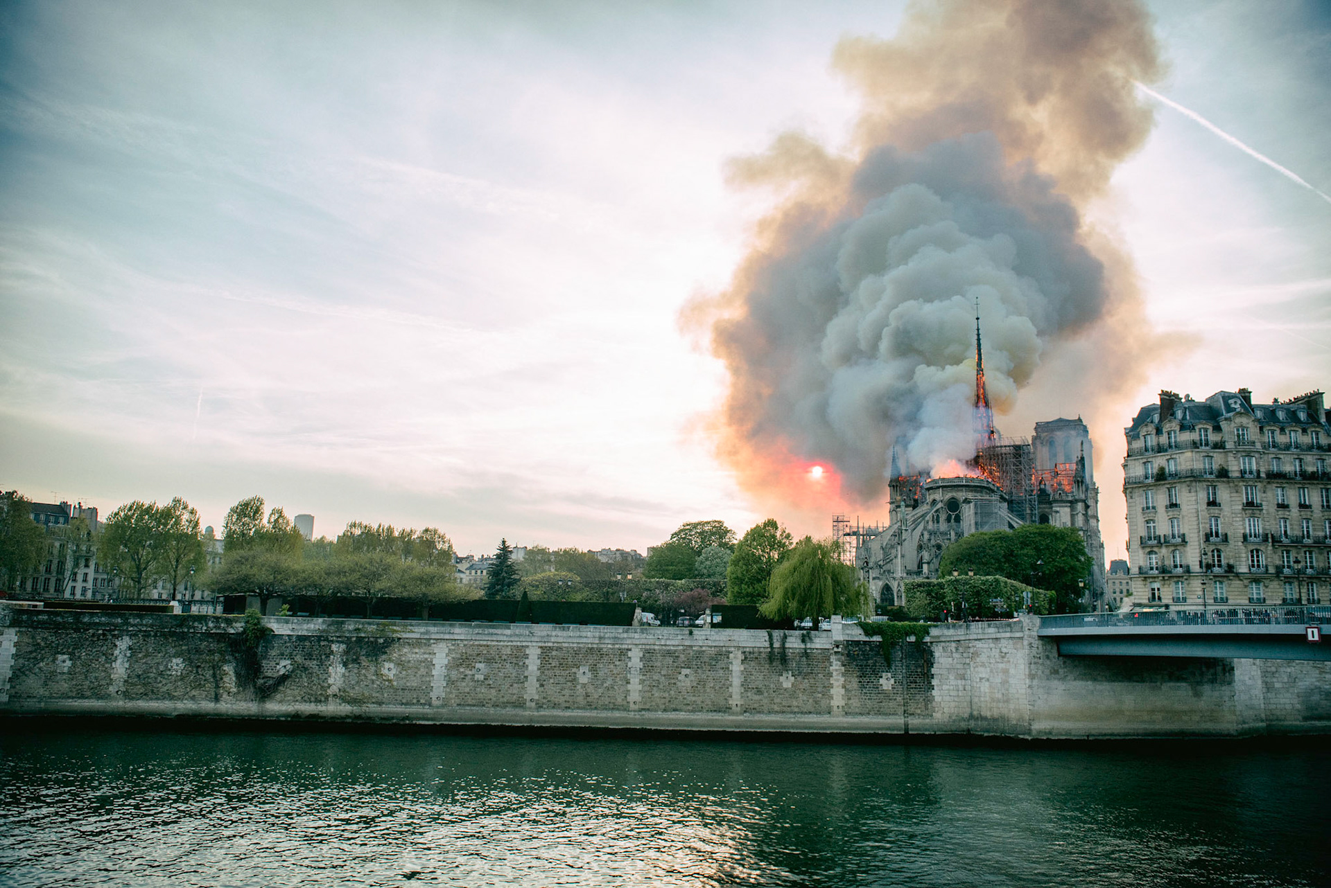 Incendie de la cathédrale Notre-Dame de Paris. Le feu a pris dans la toîture de l'édifice vers 18h50. 1 heure après le début de l'incendie la flèche s'effondrait. Les parisiens regardent stupéfait un symbole de leur ville partir en fumée. Paris, 15 avril 2019.