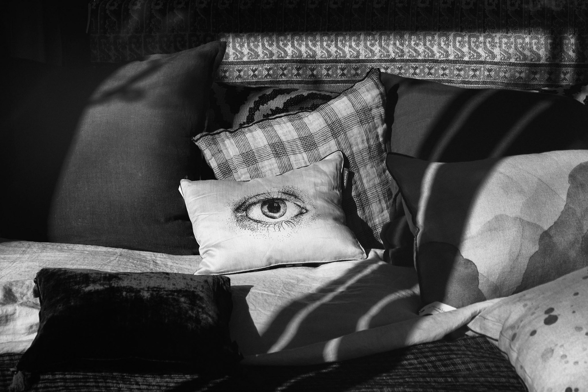 Lundi 30 mars 2020. Je croise cette oeuil dans une boutique fermée. il me fixe un long moment. Je lui parle, il me répond.