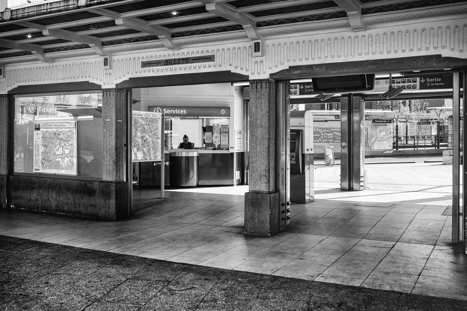 Jeudi 26 mars 2020. La station de bus de la porte des lilas est desertée par les voyageurs.