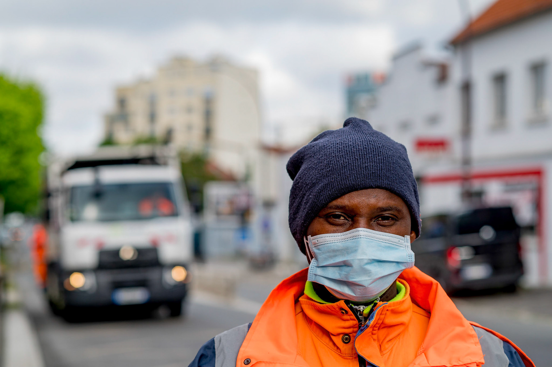 Collecte des ordures ménagères pendant le confinement avec une équipe Suez. Montreuil, 29 avril 2020.