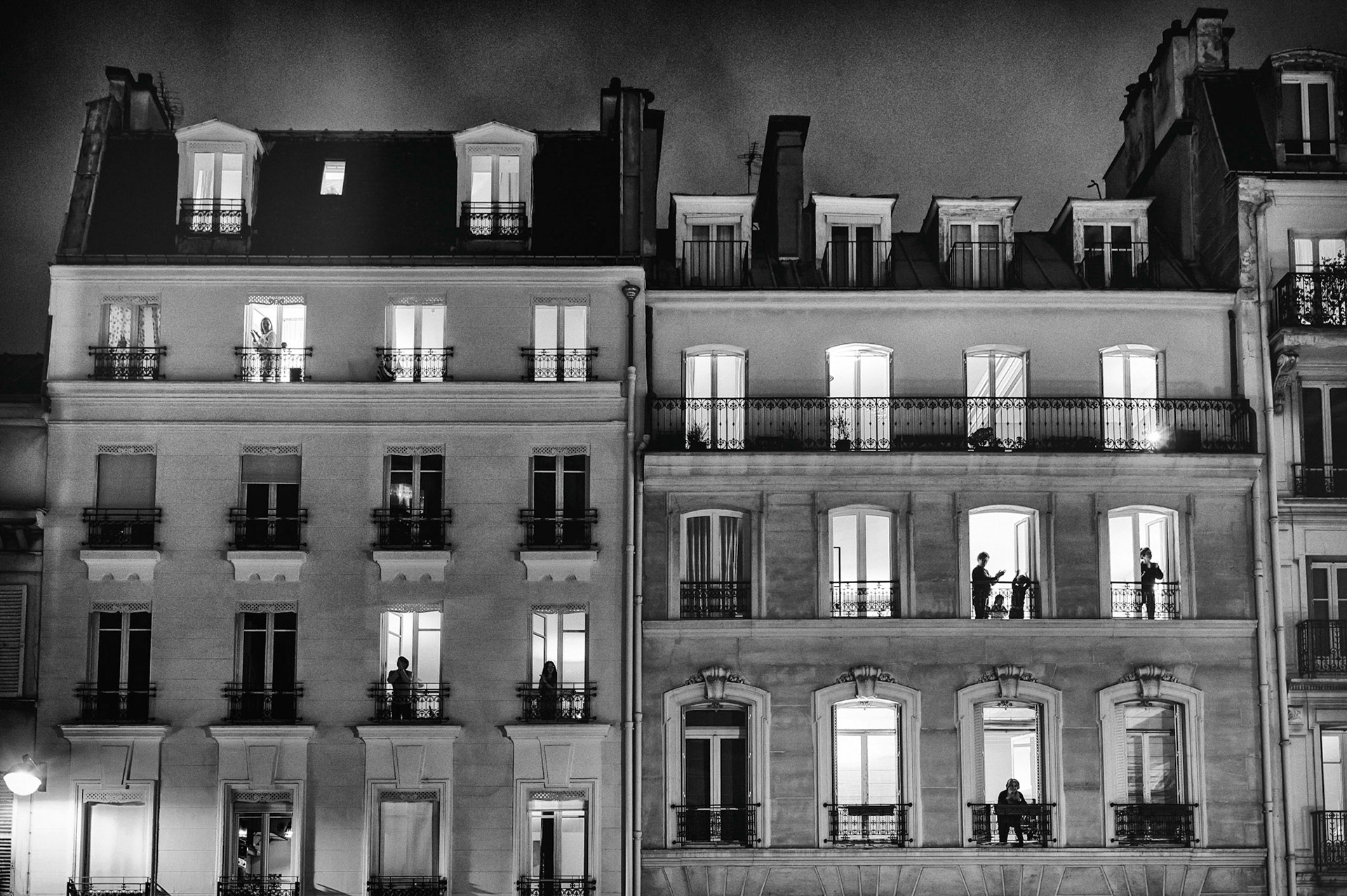 Samedi 21 mars 2020. Tous les soirs à 20h00 Les parisiens applaudissent  en hommage aux personnels soignants en première ligne dans la lutte contre le coronavirus. Est-ce qu'ils nous entendent ? Et nous les a-t-on entendu lorsqu'ils manifestaient pour défendre l'hôpital public ?