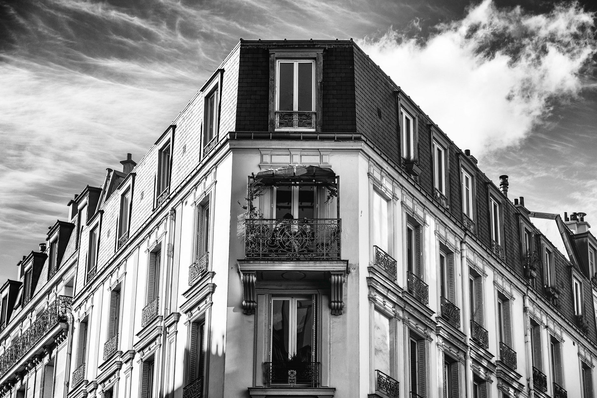 Dimanche 15 mars 2020.. A Paris les rumeurs de confinement prolifèrent. Je me demande à quoi ça ressemble de rester enfermé chez soi en famille sans pouvoir sortir. Je me dis qu'on a pas de balcon.