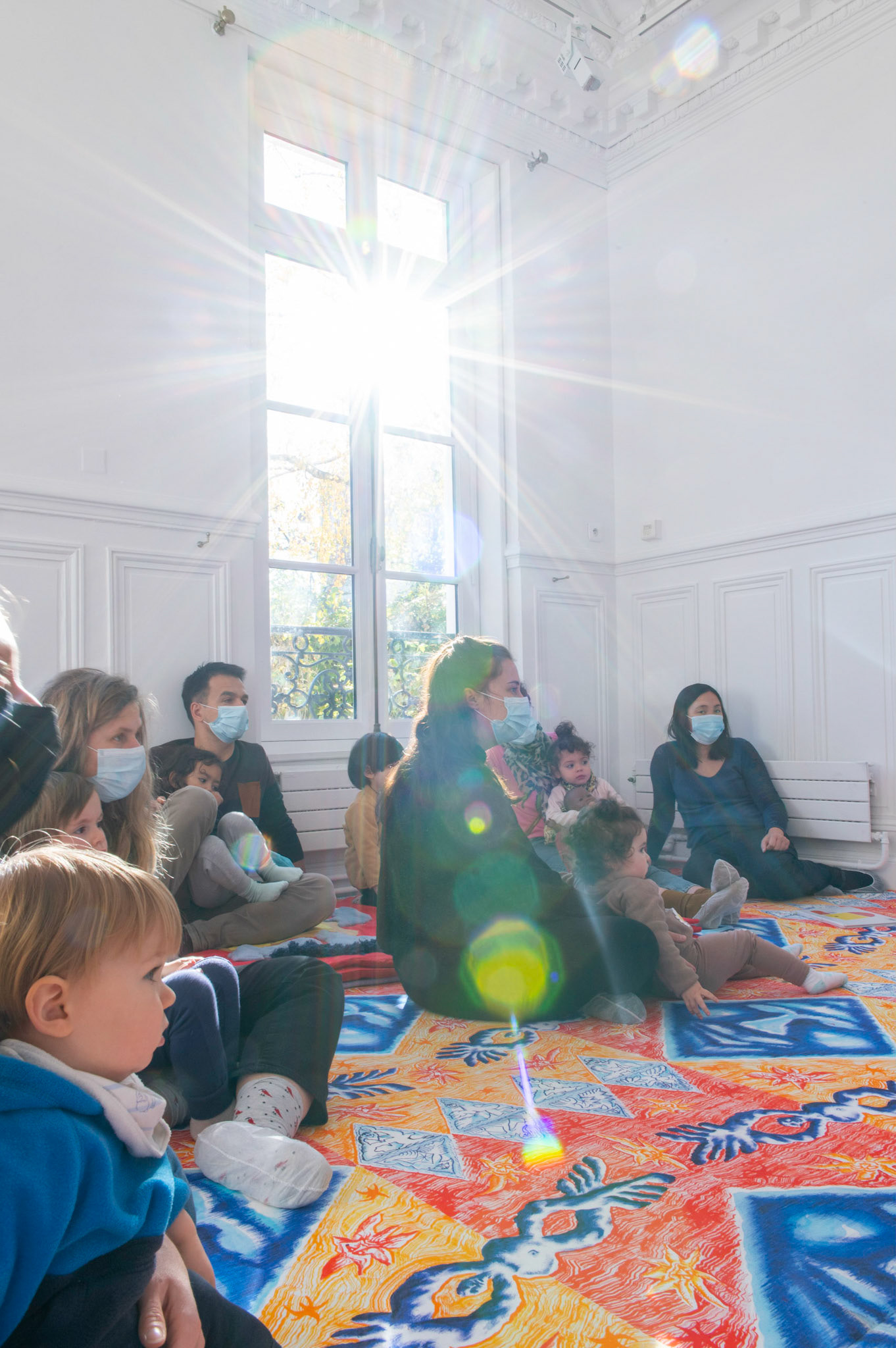 Le Mois de la Petite Enfance est un festival dédié aux tout-petits (de 0 à 3 ans) et s’est donné pour thème de sa 6ème édition, la métamorphose. Pour sa première exposition personnelle en France, le collectif italien Canemorto présente un projet entièrement pensé à l’échelle des enfants. 6 grands livres de la Langue verte sont posés sur le sol, intégralement tapissé d’un tissu aux motifs primitifs. Les Lilas, 6 novembre 2021.