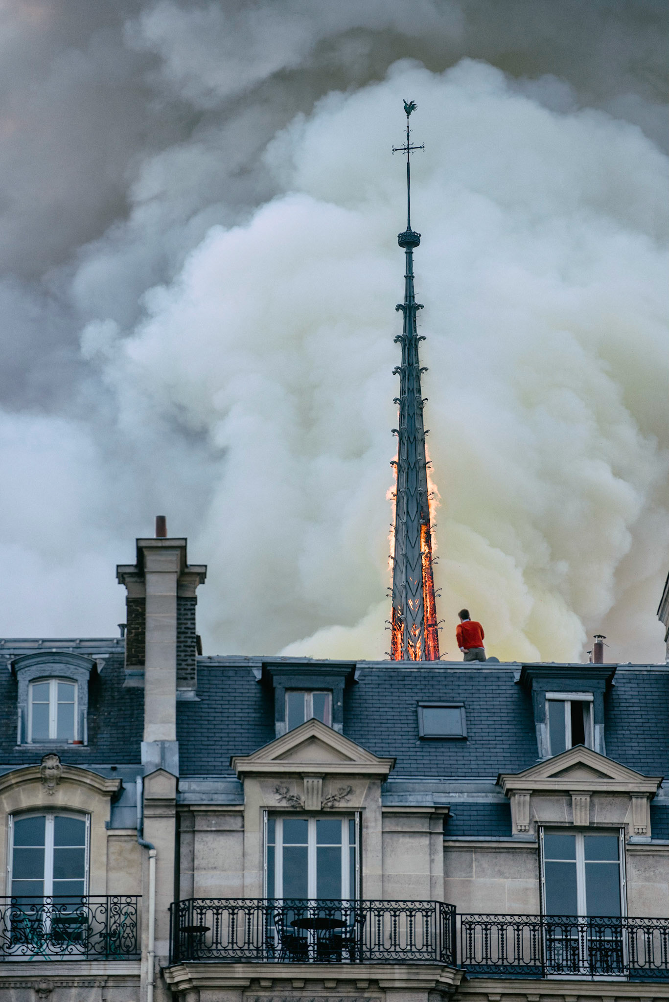 Incendie de la cathédrale Notre-Dame de Paris. Le feu a pris dans la toîture de l'édifice vers 18h50. 1 heure après le début de l'incendie la flèche s'effondrait. Les parisiens regardent stupéfait un symbole de leur ville partir en fumée. Paris, 15 avril 2019.