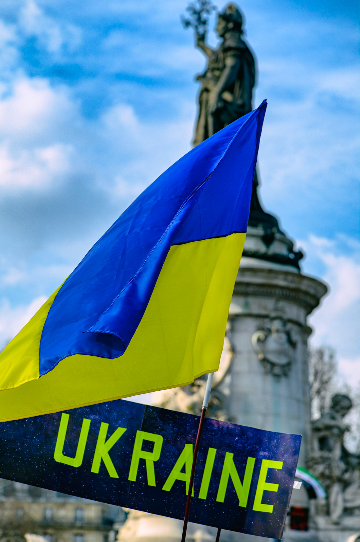 Plusieurs milliers de personnes se sont rassemblées samedi après-midi à Paris pour protester contre l'invasion de l'Ukraine par la Russie et dire "non à la guerre en Europe. Paris, 5 Mars 2022.
