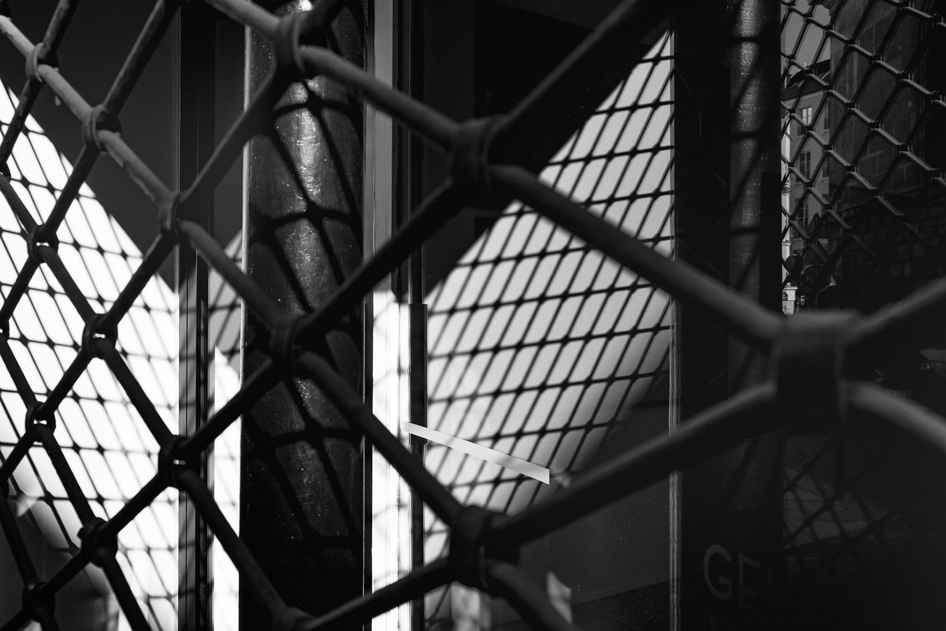 Lundi 30 mars 2020. Presque sans m'en apercevoir je photographie de plus en plus les boutiques fermées. J'y retrouve une grammaire graphique et une évocation de l'enfermement.