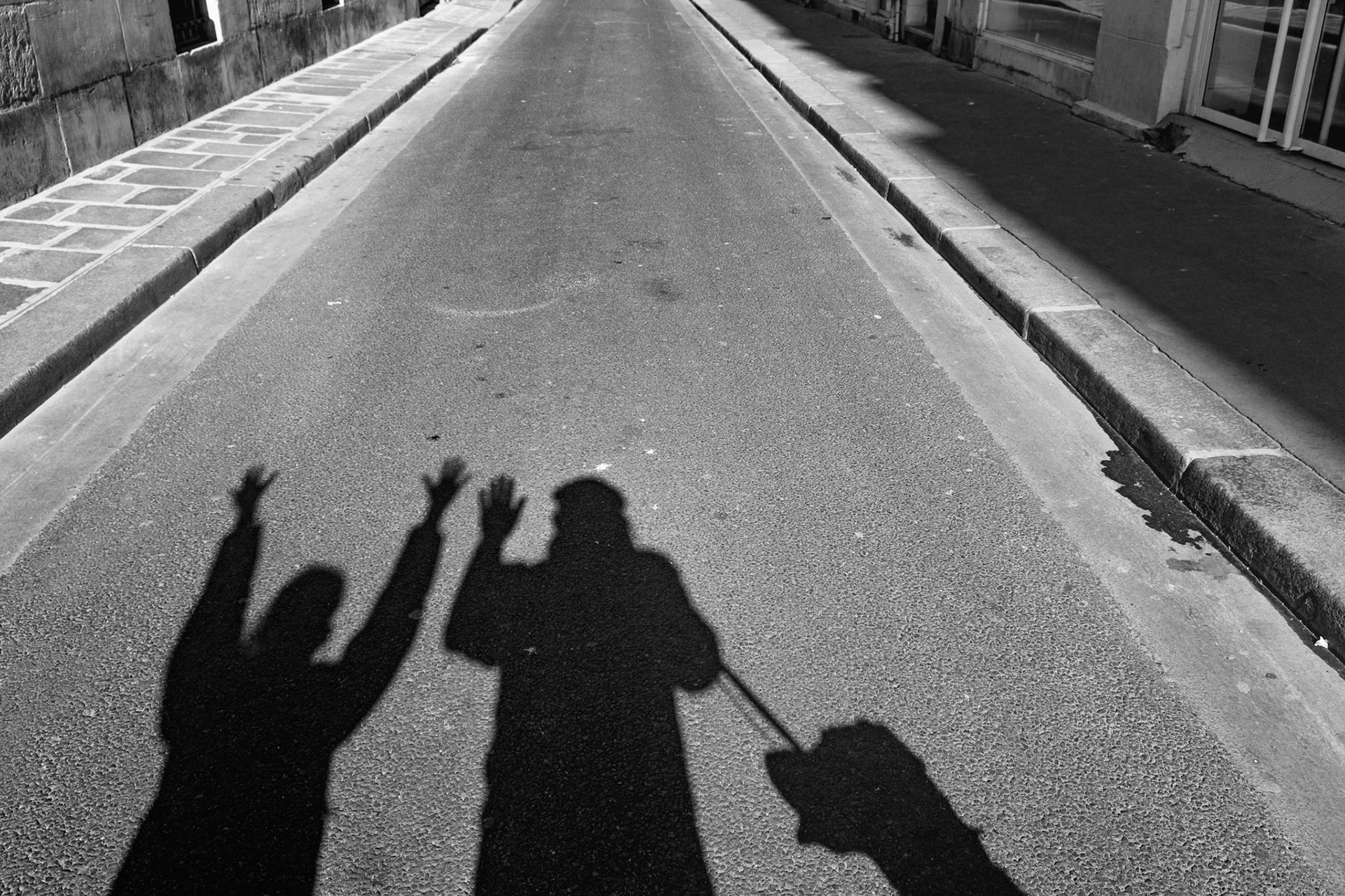 Jeudi 19 mars 2020. J m'accompagne pour sortir Olko. Depuis le début du confinement le temps est magnifique. Le silence nous accompagne. Les voitures ont deserté la ville. Nous jouons avec nos ombres au milieu de la chaussée.