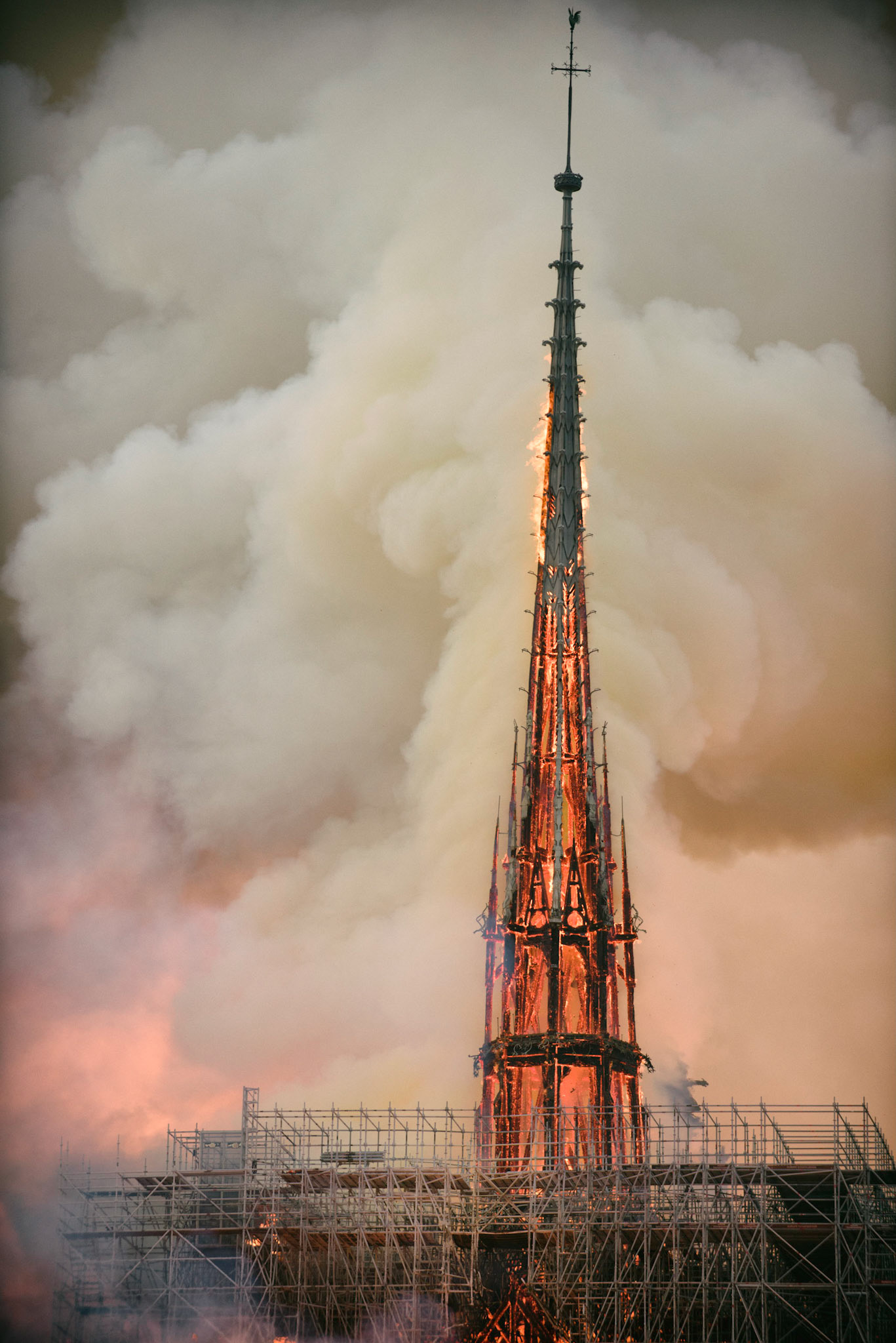 Incendie de la cathédrale Notre-Dame de Paris. Le feu a pris dans la toîture de l'édifice vers 18h50. 1 heure après le début de l'incendie la flèche s'effondrait. Les parisiens regardent stupéfait un symbole de leur ville partir en fumée. Paris, 15 avril 2019.