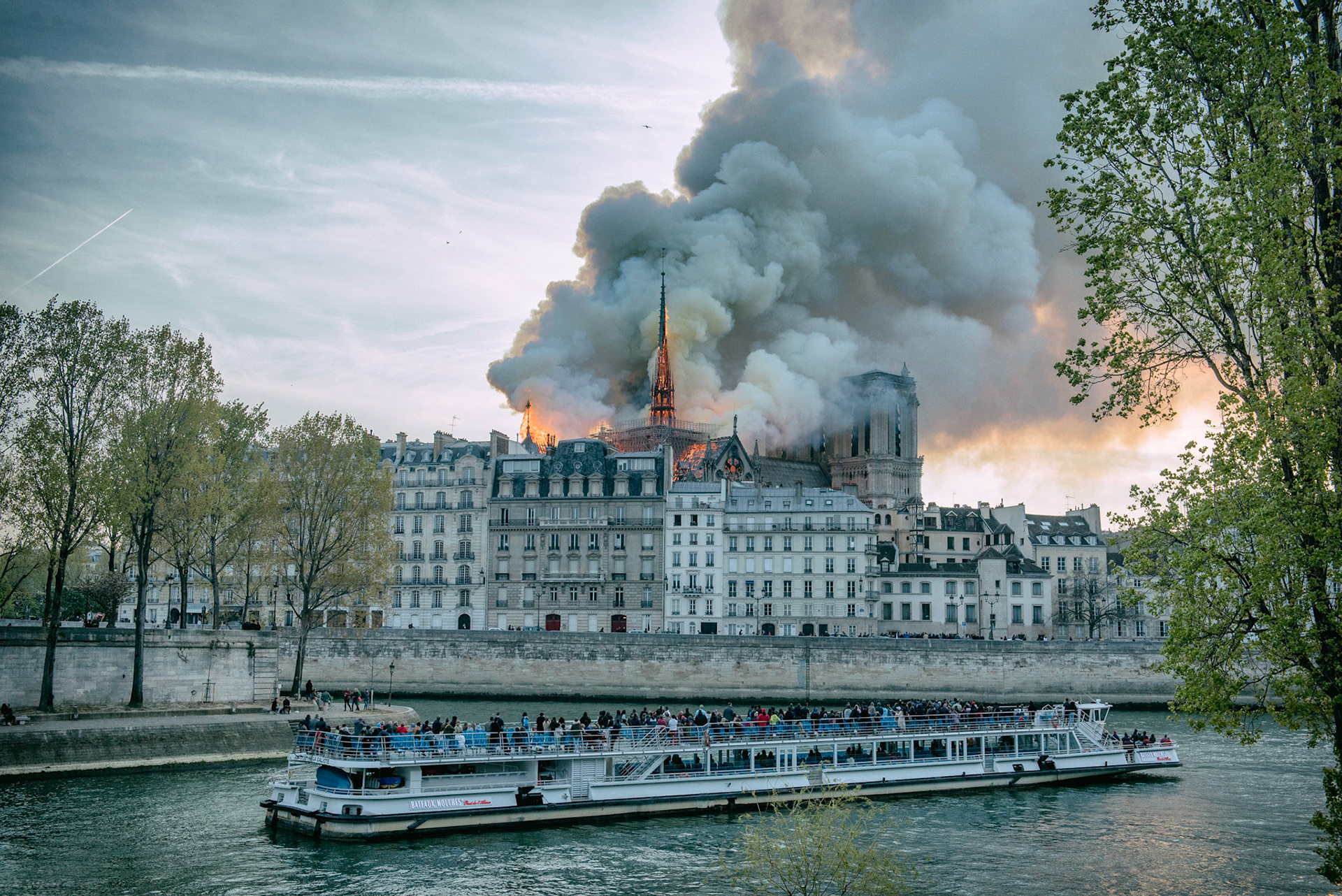Incendie de la cathédrale Notre-Dame de Paris. Le feu a pris dans la toîture de l'édifice vers 18h50. 1 heure après le début de l'incendie la flèche s'effondrait. Les parisiens regardent stupéfait un symbole de leur ville partir en fumée. Paris, 15 avril 2019.