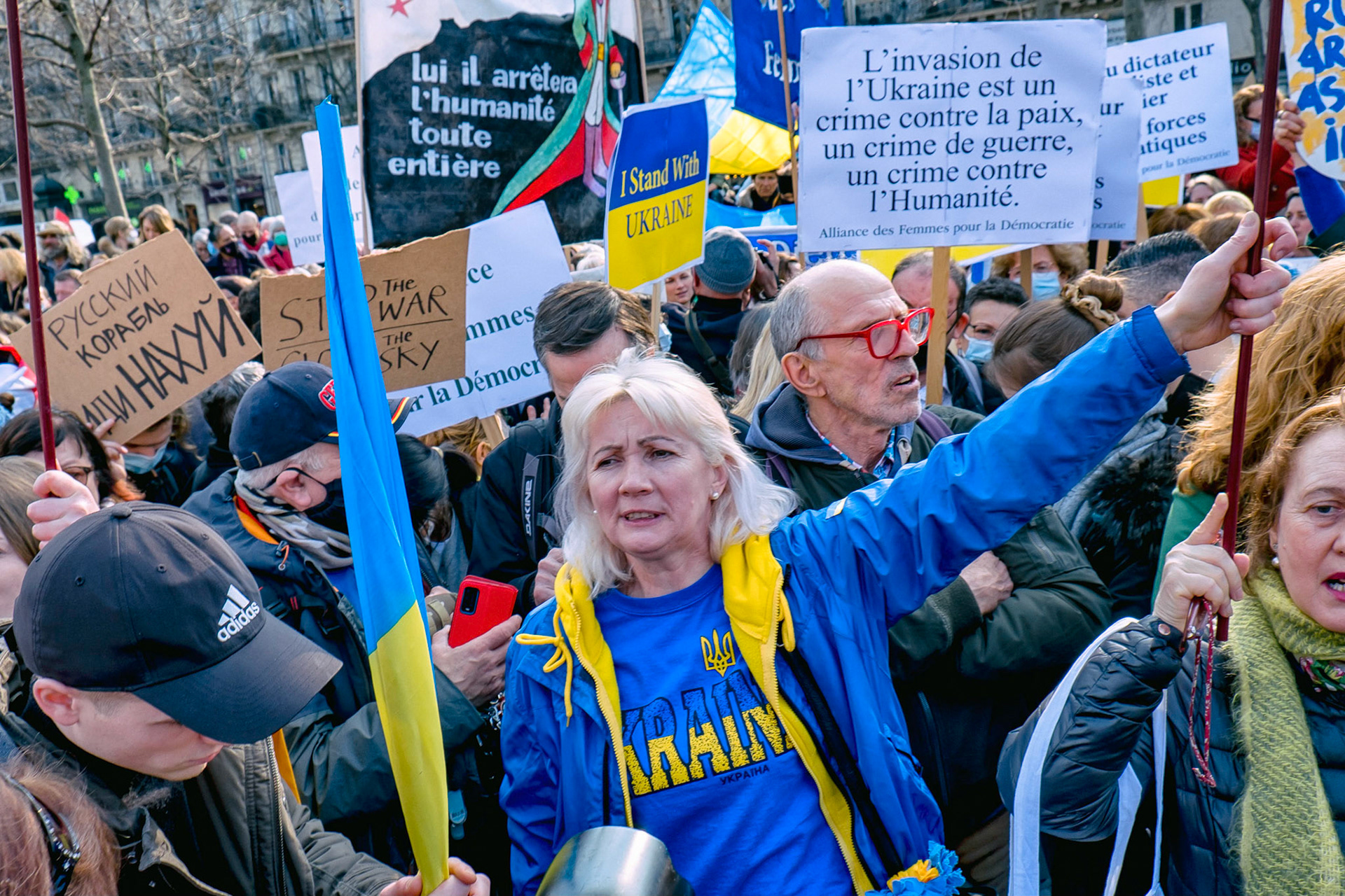 Plusieurs milliers de personnes se sont rassemblées samedi après-midi à Paris pour protester contre l'invasion de l'Ukraine par la Russie et dire "non à la guerre en Europe. Paris, 5 Mars 2022.