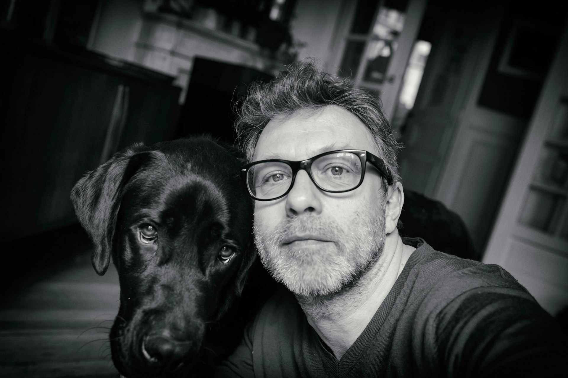 Mardi 17 mars 2020. Pendant un an nous avons été famille d'acceuil pour l'école de chiens guide de Paris . Avec le confinement l'école doit fermer ses portes. l'éducateur d'Olko nous demande si on peut le reprendre le temps que la situation revienne à la normale. Je vais le chercher à Vincennes juste avant le début officiel du confinement. Alors que nous ne pensions ne plus le revoir Olko revient et va partager avec nous le quotidien en période de confinement.