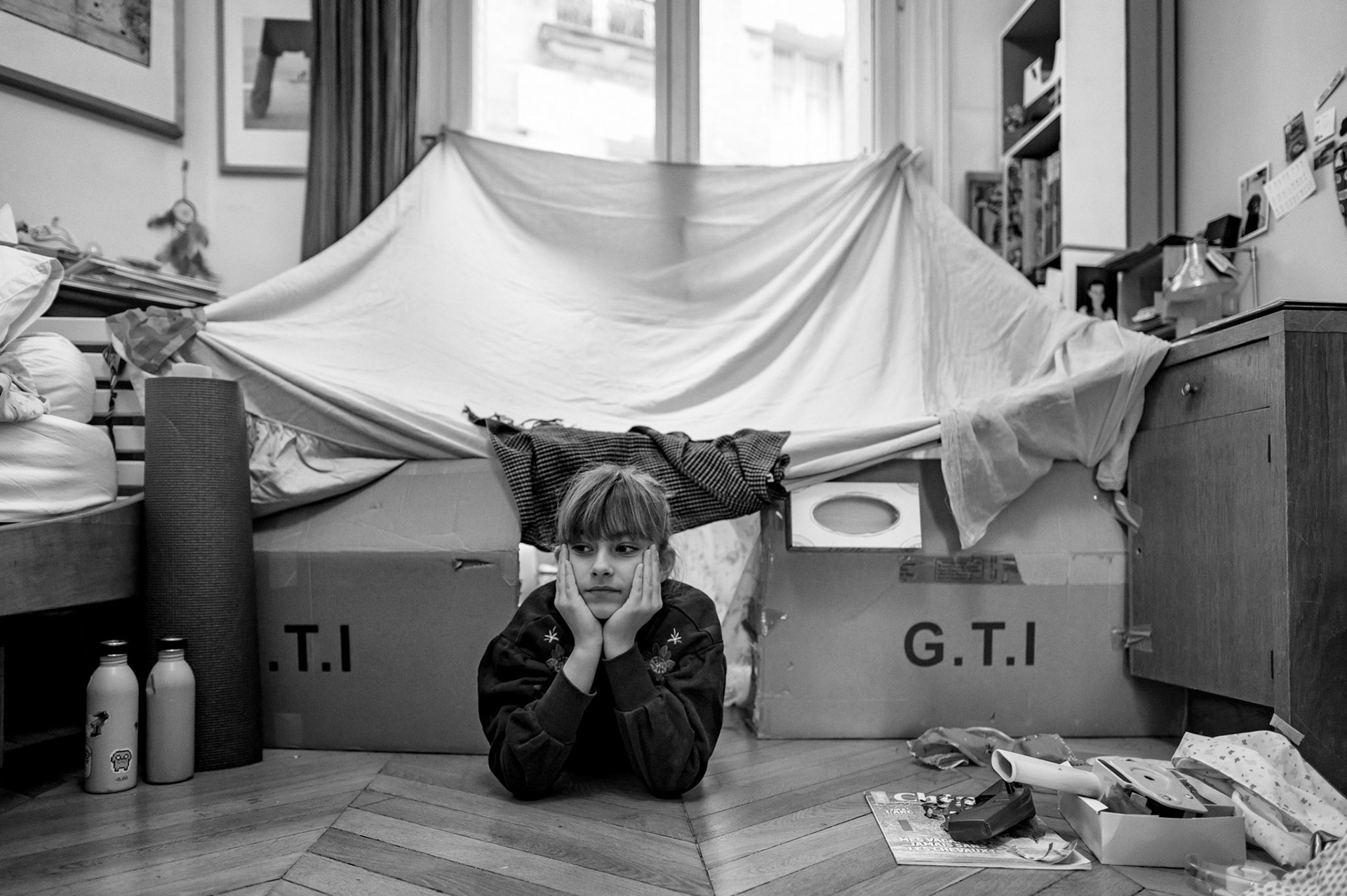 Lundi 16 mars.  J a construit dans sa chambre une cabane de sur-confinement avec un frigo, des livres, des coussins, un bureau. Je la sens inquiète, elle s'auto-confine.