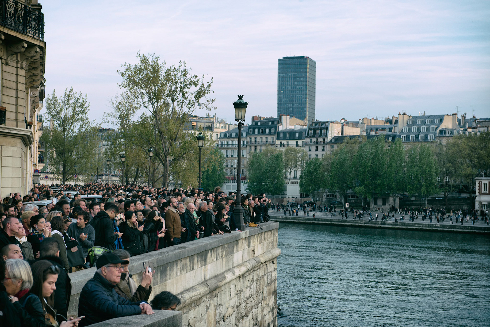 Incendie de la cathédrale Notre-Dame de Paris. Le feu a pris dans la toîture de l'édifice vers 18h50. 1 heure après le début de l'incendie la flèche s'effondrait. Les parisiens regardent stupéfait un symbole de leur ville partir en fumée. Paris, 15 avril 2019.