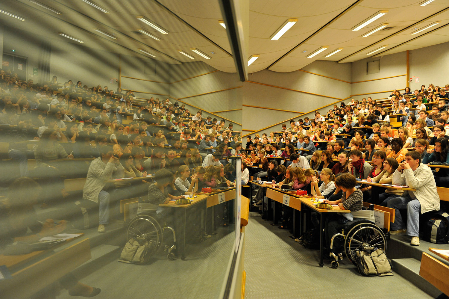 Université de Caen : campus 1. cours de biomédecine en amphithéâtre. Caen, octobre 2008.