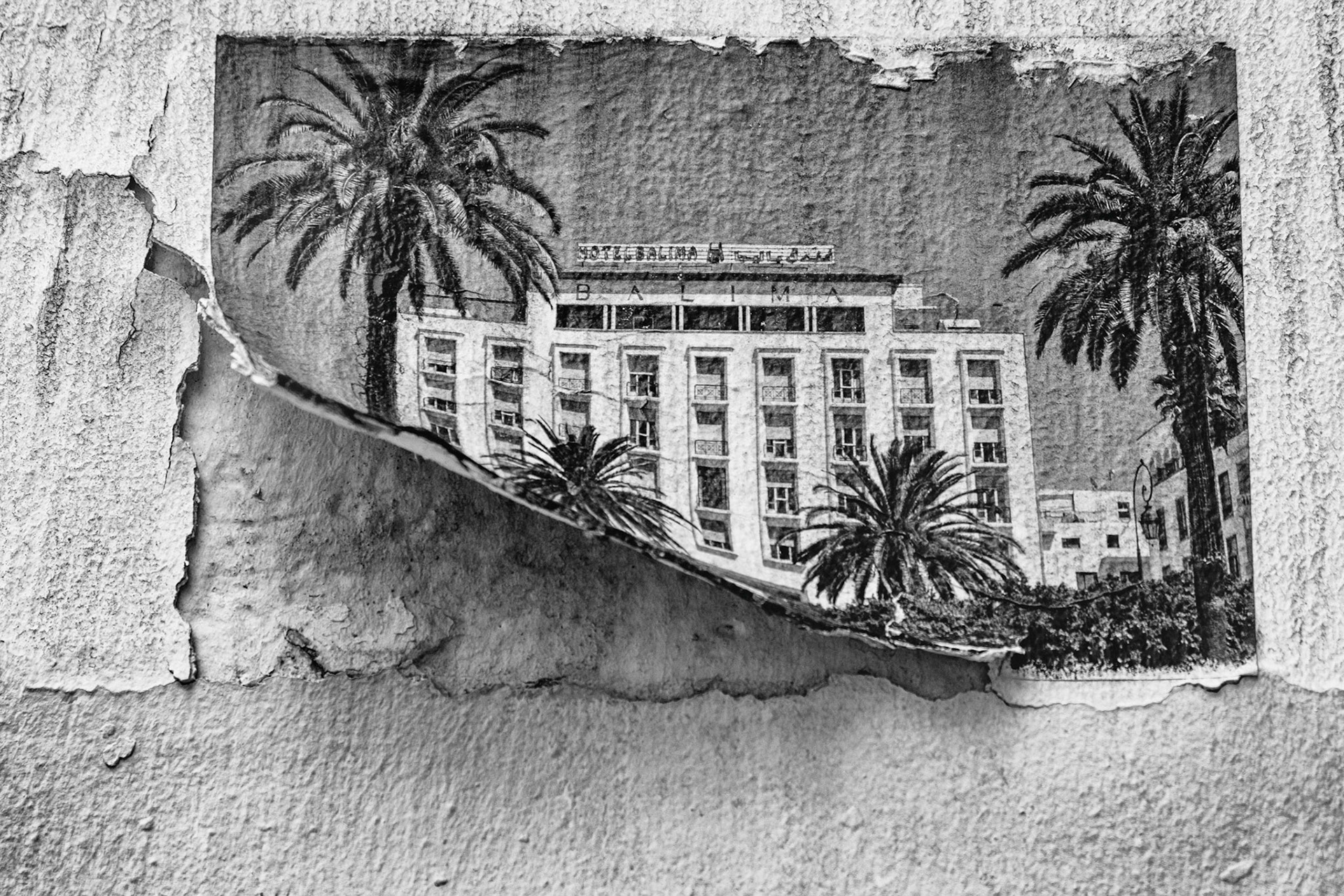 Dimanche 29 mars 2020. Autre image prise dans la rue : l'hôtel Balima à Rabat au maroc qui se décolle du mur. Elle me fait penser aux voyages devenus impossible. Le secteur du tourisme est particulièrement touché. Les aéroports ont fermé.