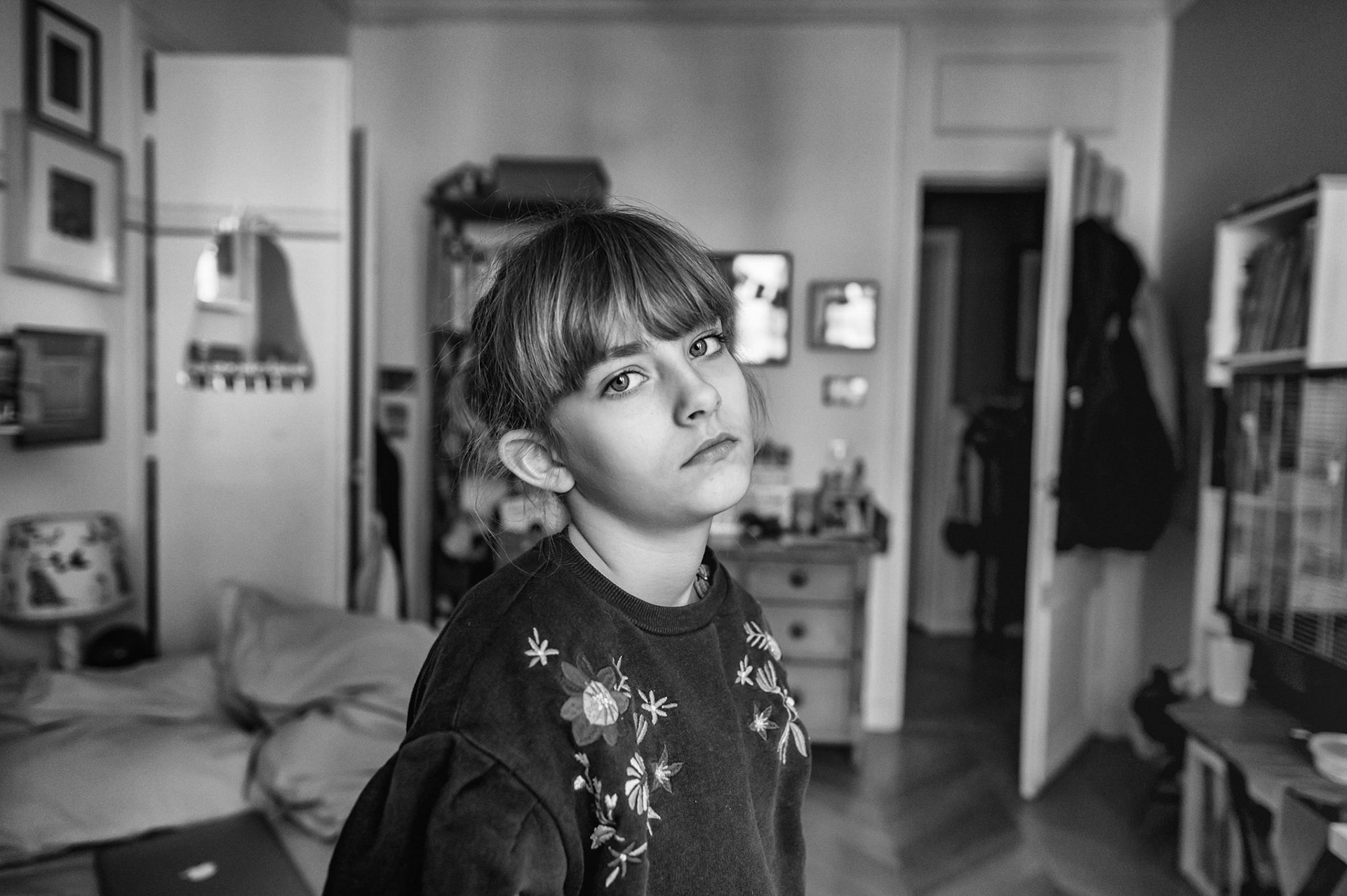 Lundi 16 Mars 2020. Viens on va faire une photo dans ta chambre ! Mais pourquoi ? Je veux garder un souvenir de toi pendant le confinement.