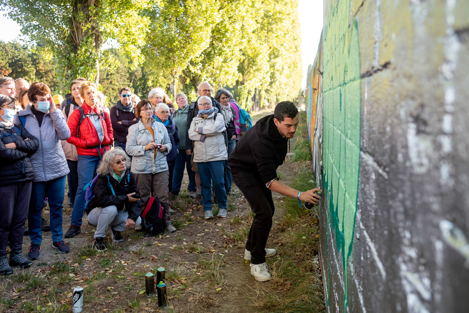 La 4ème édition de la Grande Rando de la Promenade des hauteurs et des berges de l’Ourcq, un parcours de 12 km de randonnée urbaine. Traversée de Bobigny, Pantin,Romainville et les lilas. Démostration de graffeur sur le canal de l'ourcq. Seine Saint Denis, 25 septembre 2022.