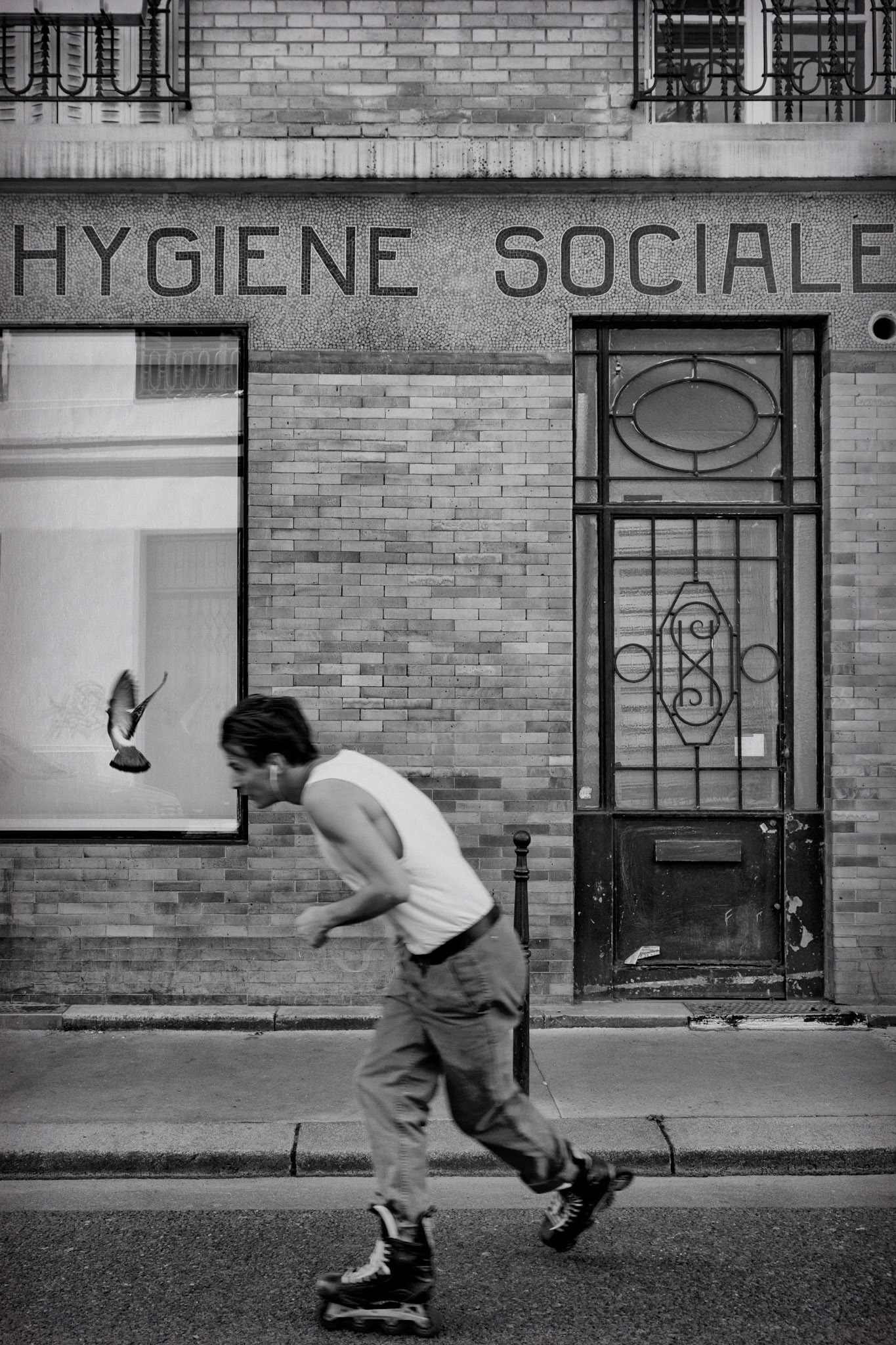 Dimanche 5 avril 2020. Devant la façade des établissement public d'hygiène sociale rue de Saintonge.