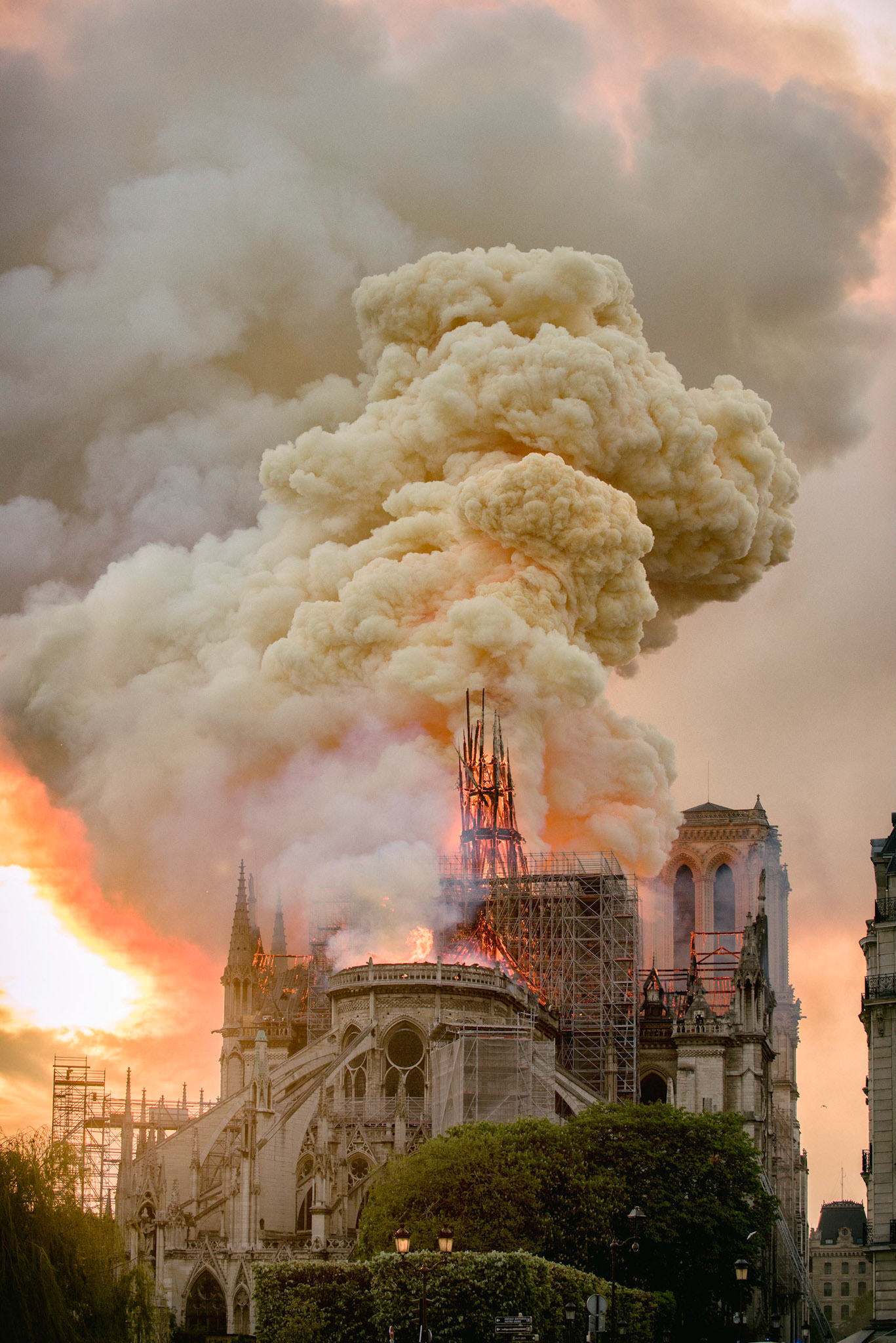 Incendie de la cathédrale Notre-Dame de Paris. Le feu a pris dans la toîture de l'édifice vers 18h50. 1 heure après le début de l'incendie la flèche s'effondrait. Les parisiens regardent stupéfait un symbole de leur ville partir en fumée. Paris, 15 avril 2019.