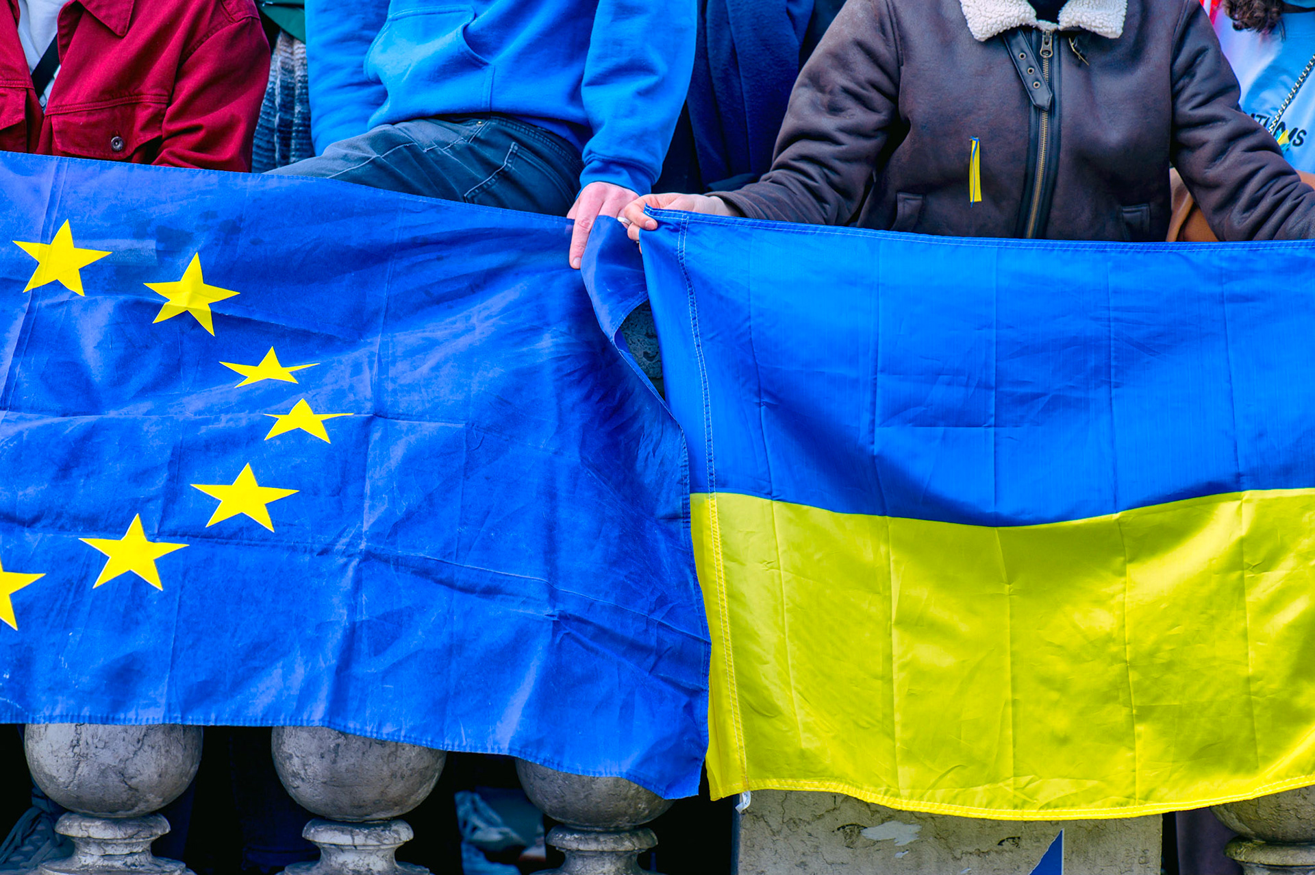 Plusieurs milliers de personnes se sont rassemblées samedi après-midi à Paris pour protester contre l'invasion de l'Ukraine par la Russie et dire "non à la guerre en Europe. Paris, 5 Mars 2022.