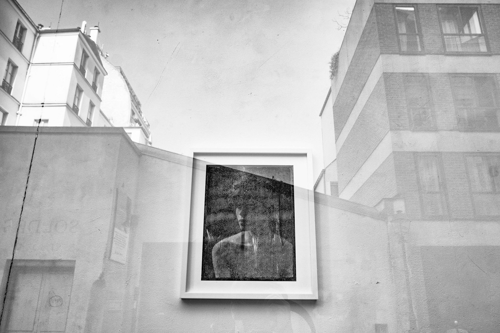 Samedi 28 mars 2020. En passant devant la galerie Laure Roynette je vois une photo de Léonard Bourgeois Beaulieu. J'aime cette photo j'ai l'impression qu'elle nous parle de nos solitudes.