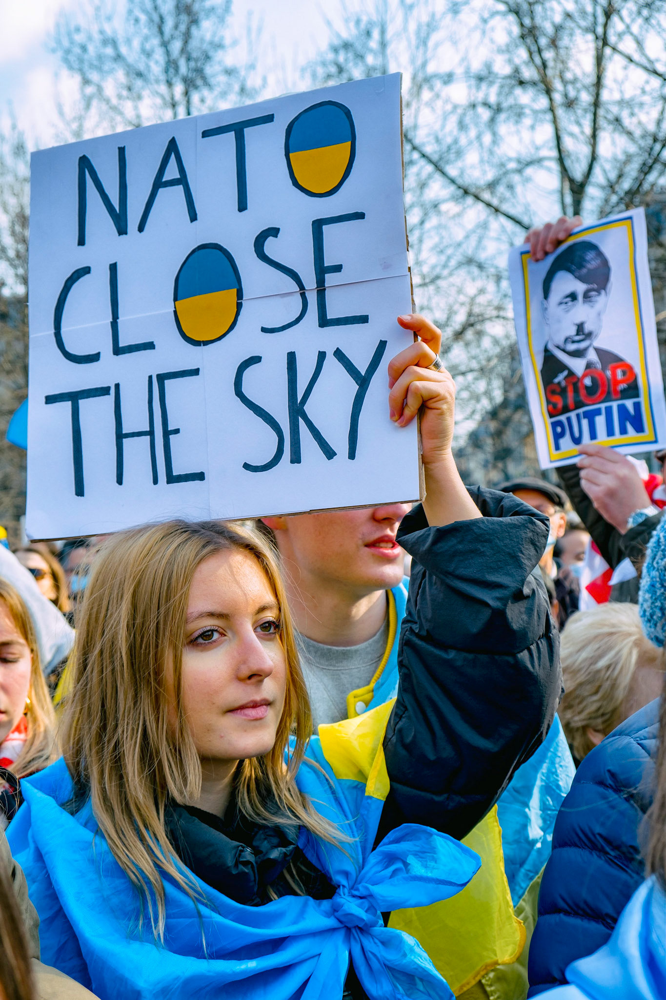 Plusieurs milliers de personnes se sont rassemblées samedi après-midi à Paris pour protester contre l'invasion de l'Ukraine par la Russie et dire "non à la guerre en Europe. Paris, 5 Mars 2022.